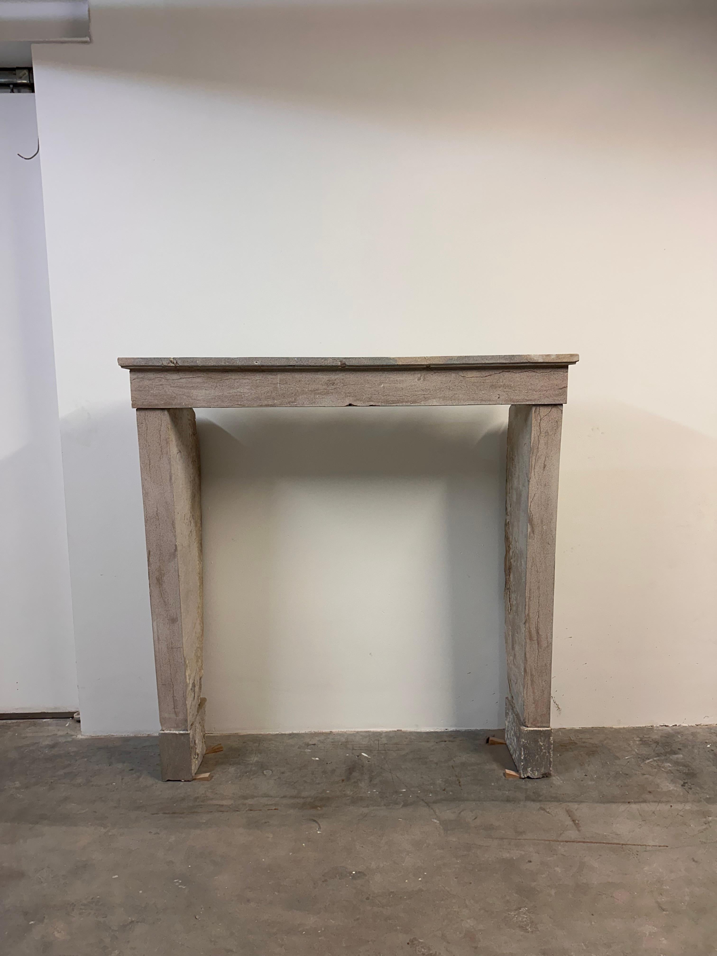 Alta y elegante repisa de chimenea de piedra caliza francesa - Belleza atemporal en venta 13