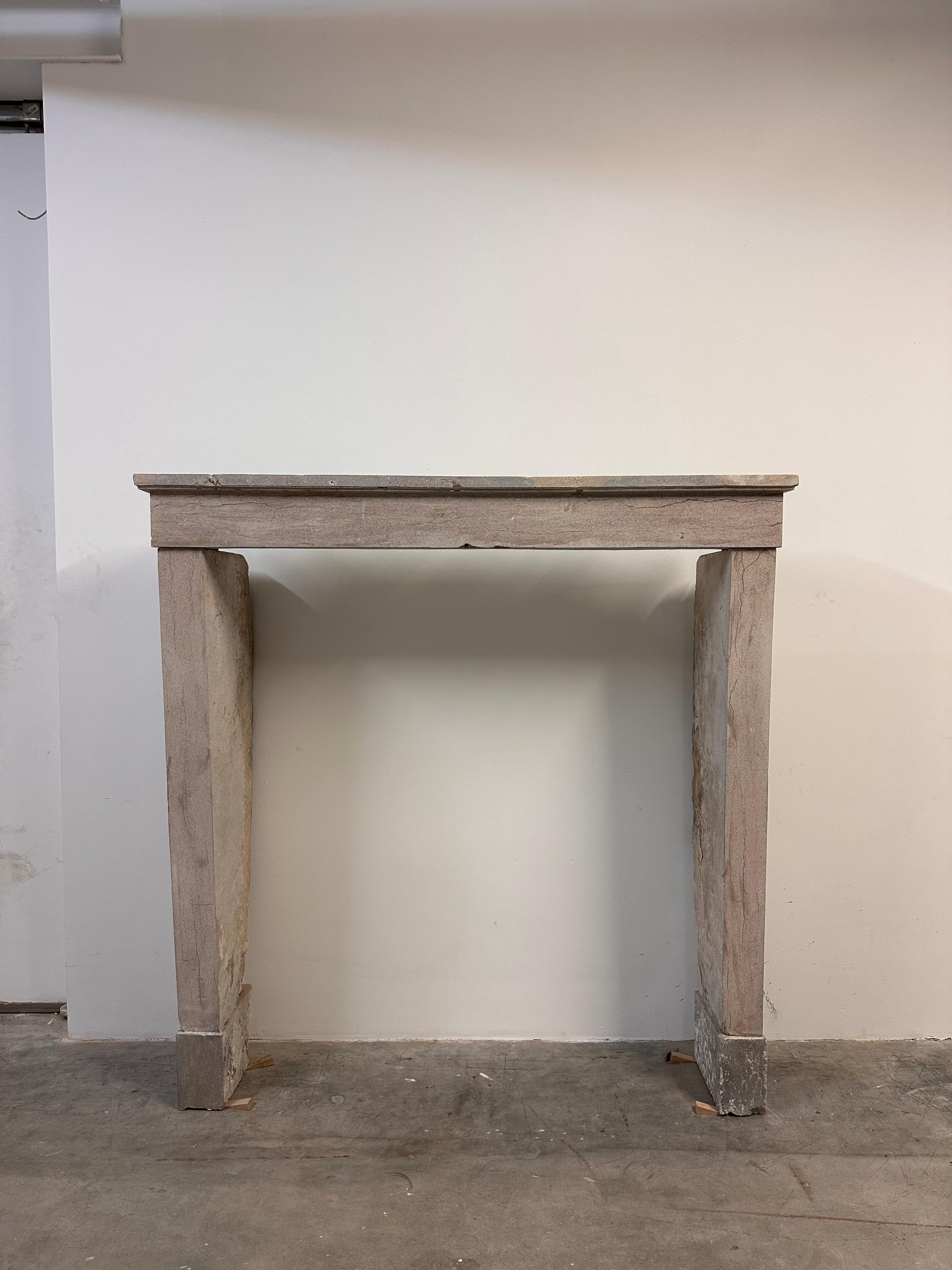 Llama la atención en tu hogar con esta alta y elegante repisa de chimenea de piedra caliza francesa antigua. Con sus elegantes líneas, sus limpias proporciones y su pátina bellamente envejecida, esta exquisita pieza encarna el encanto y el