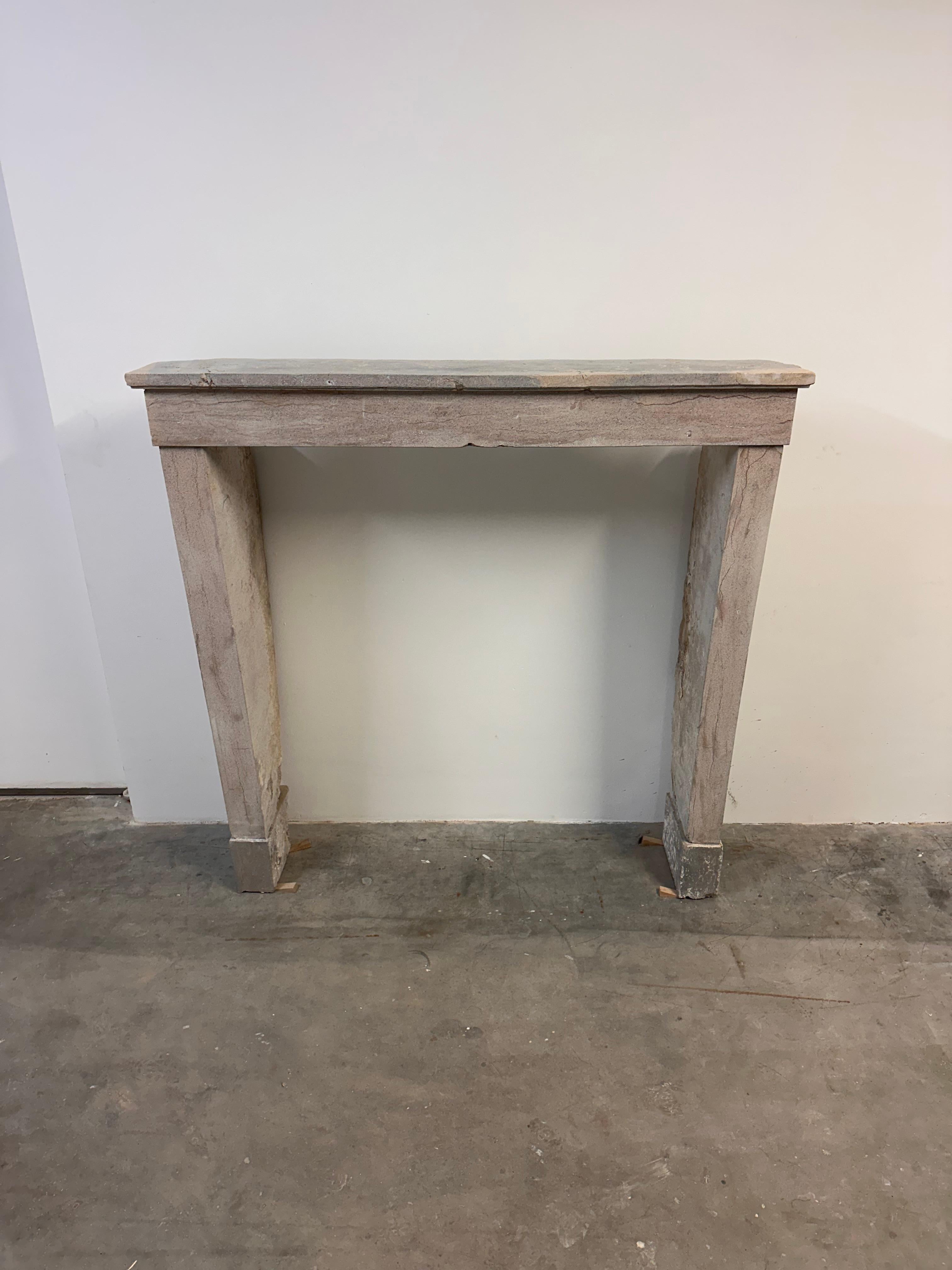 Alta y elegante repisa de chimenea de piedra caliza francesa - Belleza atemporal en venta 14