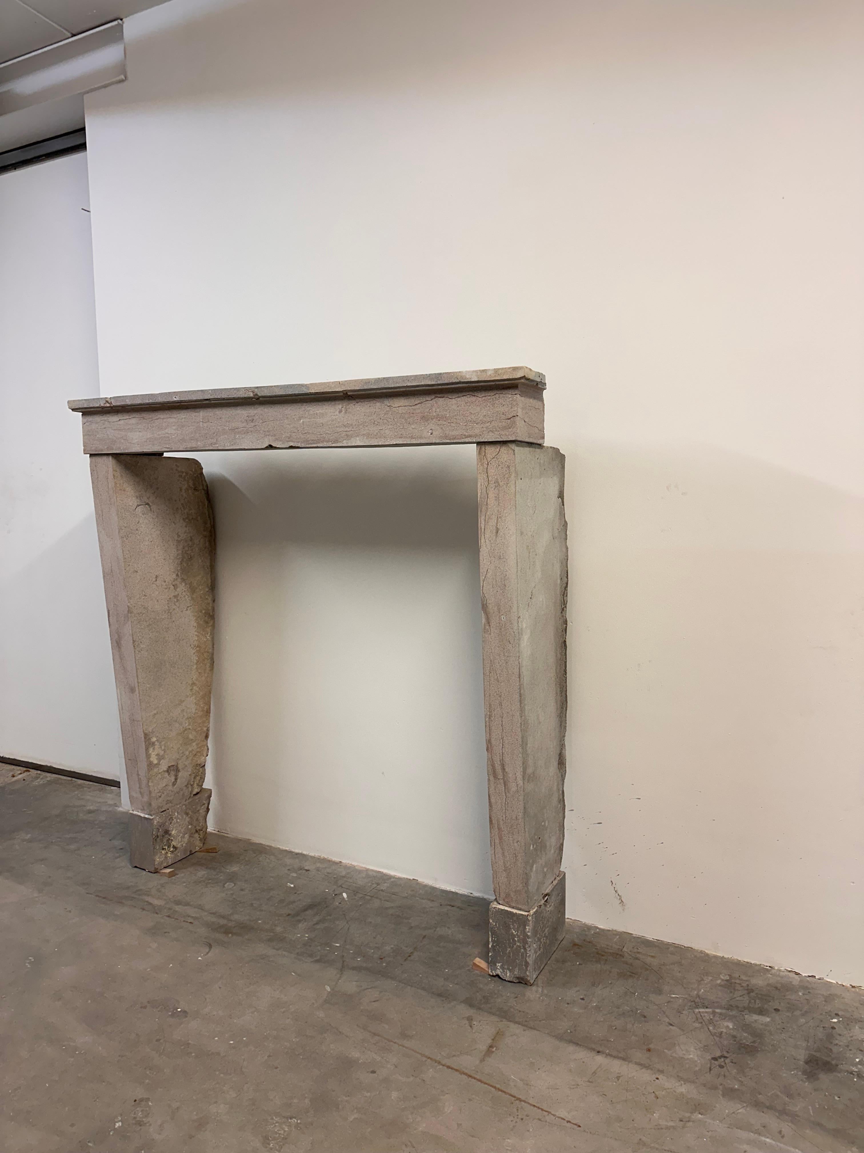 Alta y elegante repisa de chimenea de piedra caliza francesa - Belleza atemporal Francés en venta