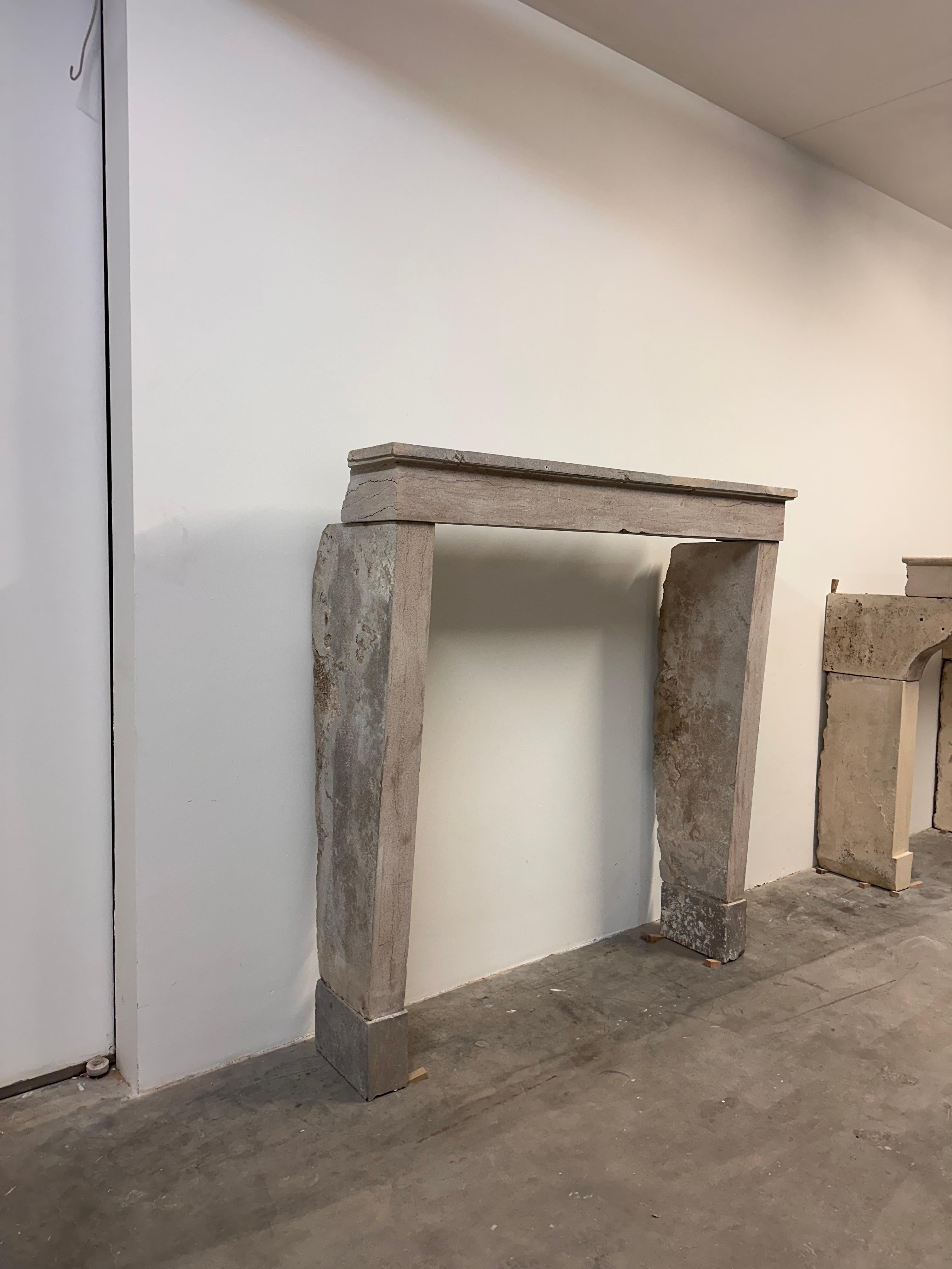Alta y elegante repisa de chimenea de piedra caliza francesa - Belleza atemporal en Bastante bueno estado para la venta en Haarlem, Noord-Holland