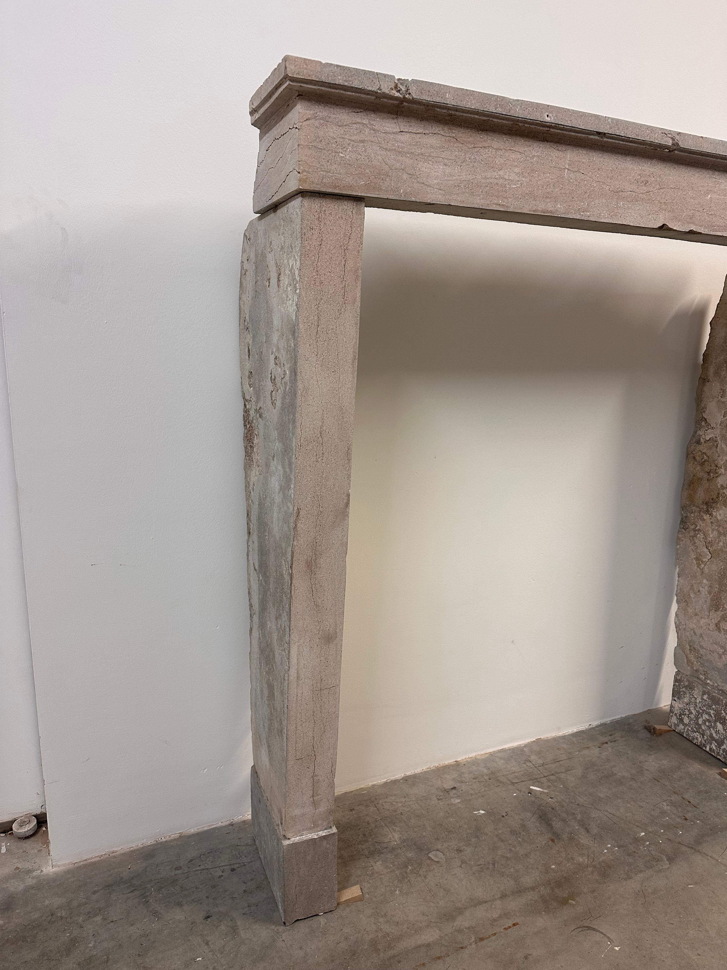 Alta y elegante repisa de chimenea de piedra caliza francesa - Belleza atemporal siglo XIX en venta