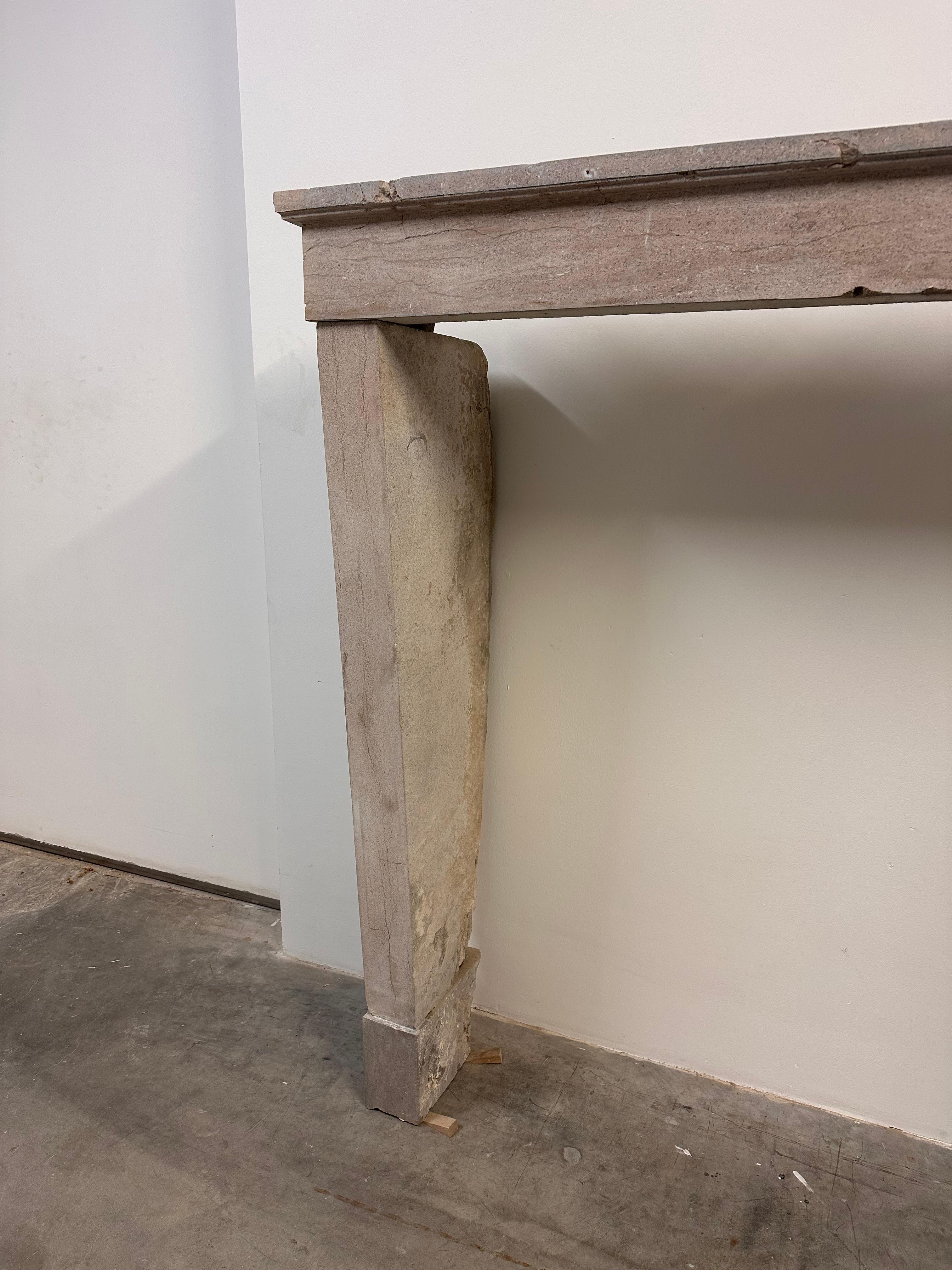 Alta y elegante repisa de chimenea de piedra caliza francesa - Belleza atemporal Piedra en venta