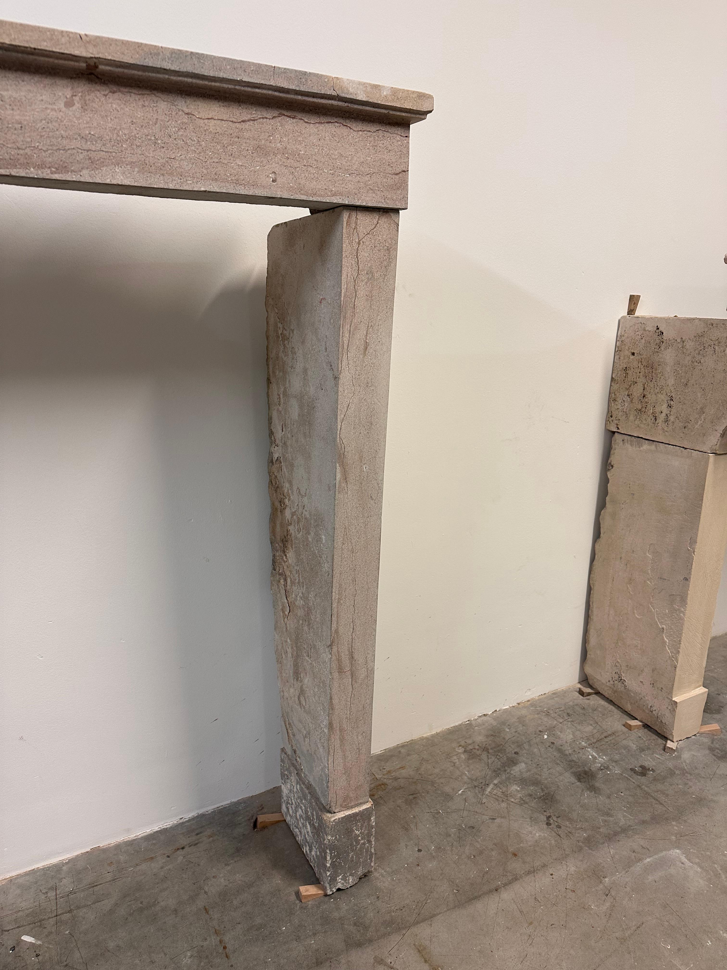 Alta y elegante repisa de chimenea de piedra caliza francesa - Belleza atemporal en venta 1