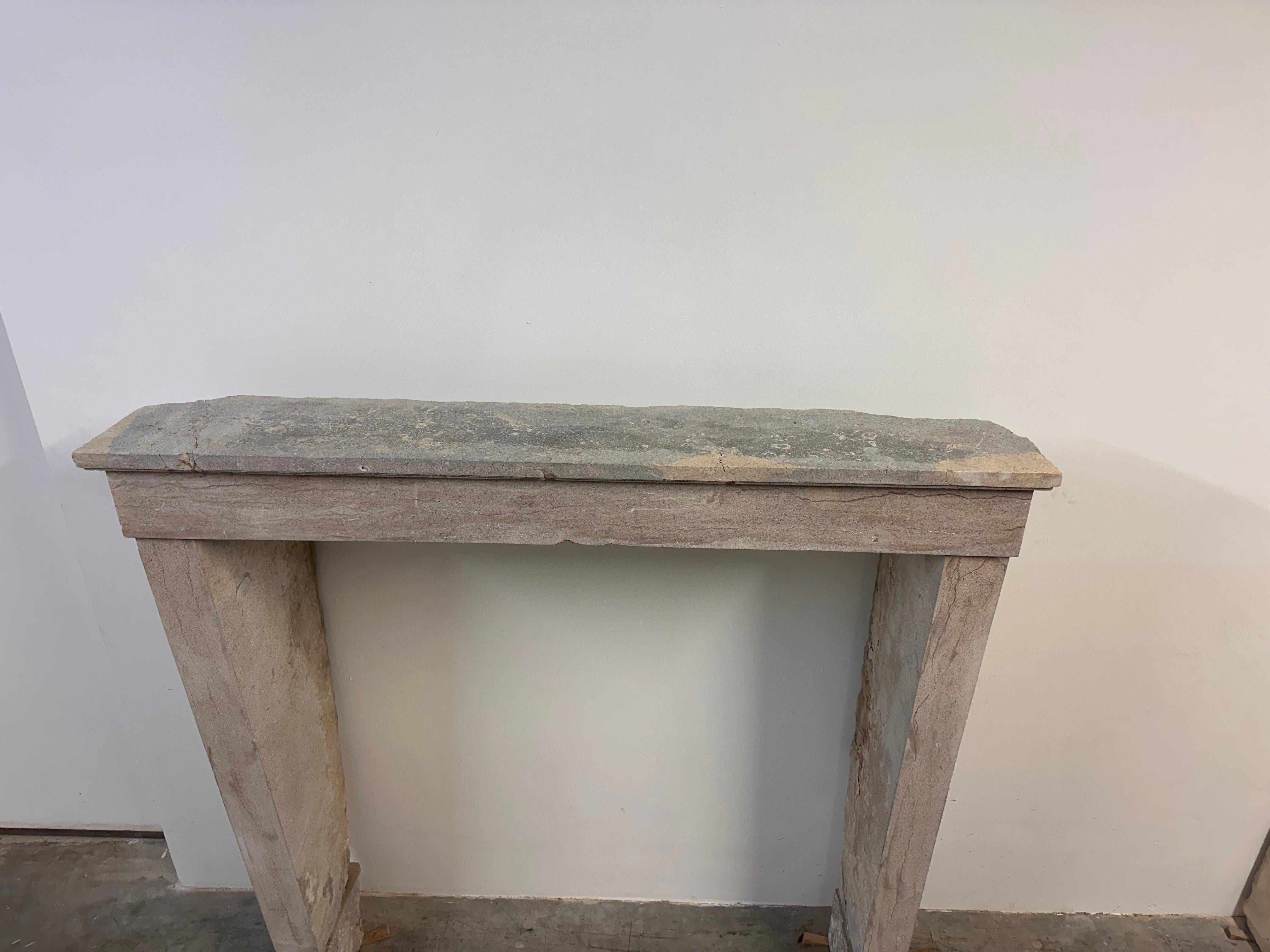 Alta y elegante repisa de chimenea de piedra caliza francesa - Belleza atemporal en venta 3