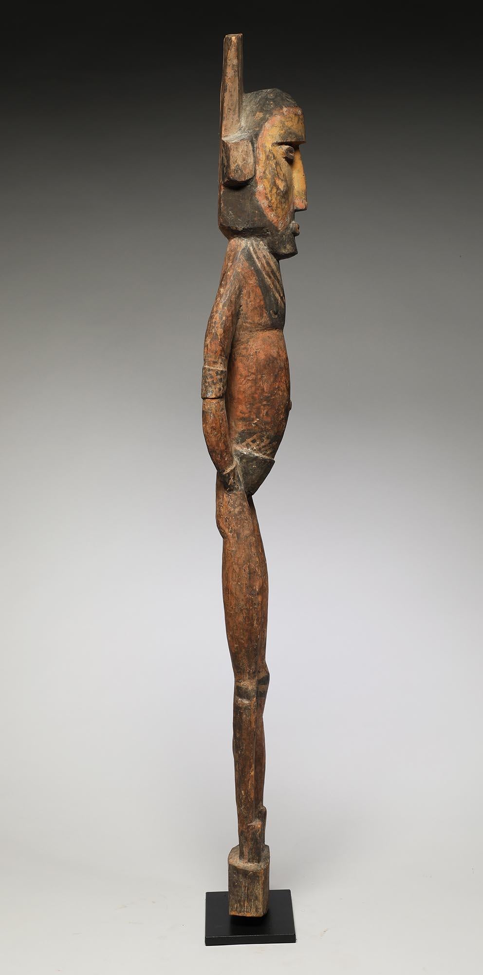 Tall Elegant Maprik Standing Wood Figure from Papua New Guinea, Mid-20th Century In Good Condition In Point Richmond, CA