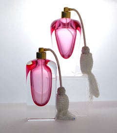 Bottiglia di profumo veneziana alta ed elegante in cristallo a taglio pesante rosa