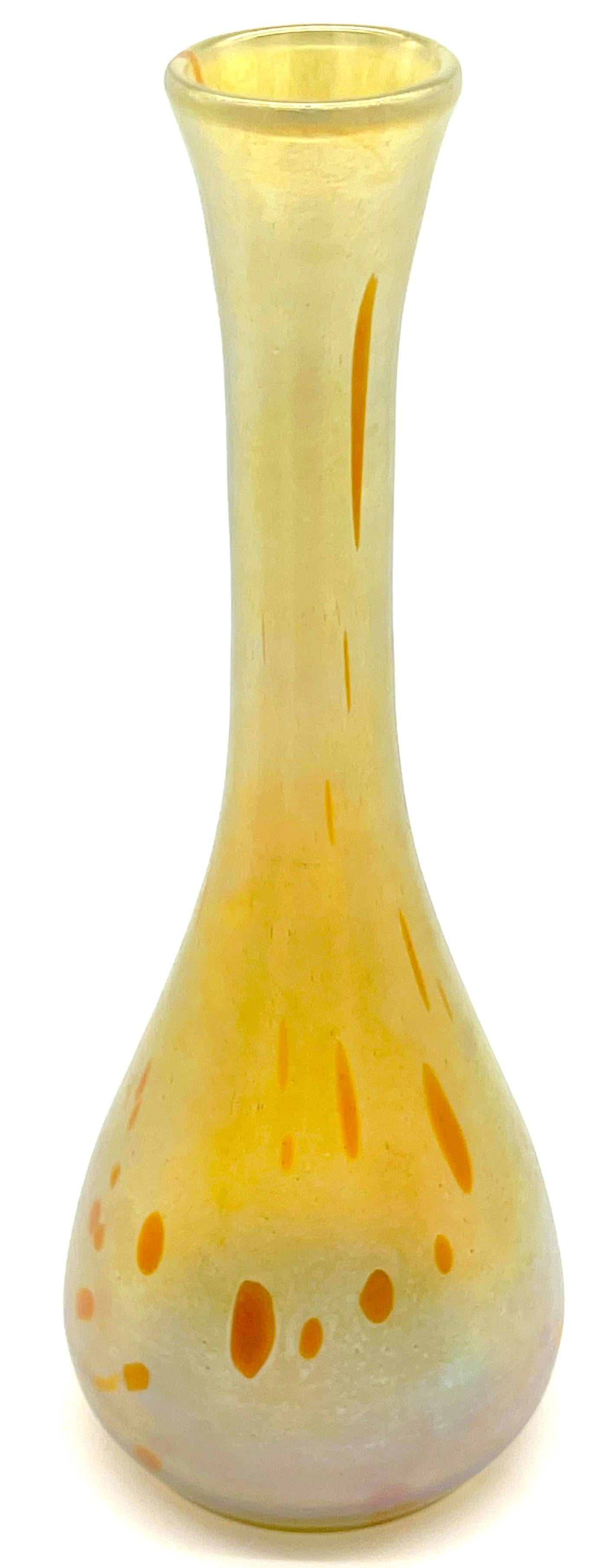 Vaso alto e allungato decorato con macchie d'olio Loetz Austria

Questo squisito vaso ad olio Loetz Austria, alto e allungato e decorato a macchie, mette in mostra la rinomata abilità artigianale e le innovative tecniche vetrarie dello stimato