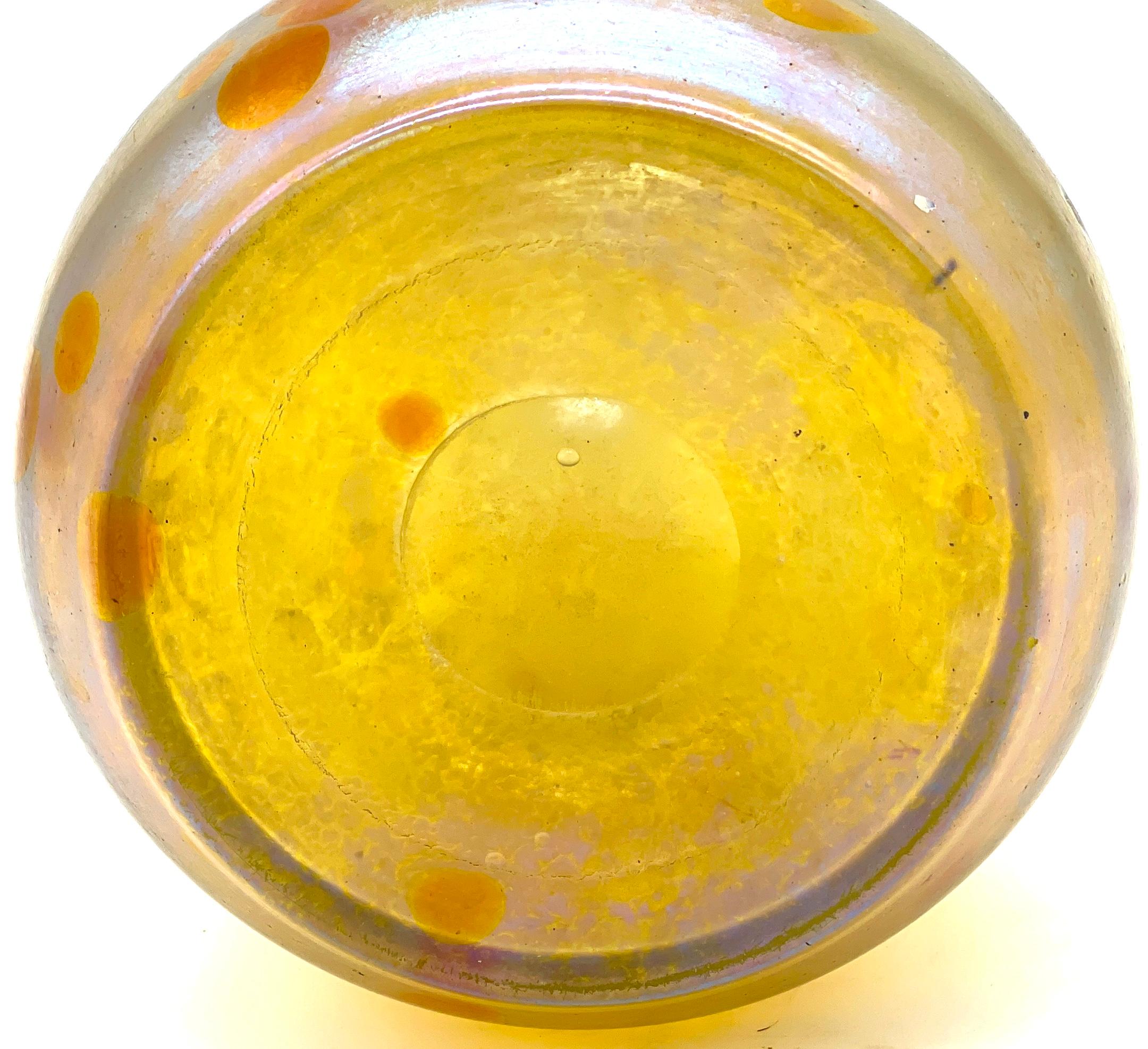 Vaso alto e allungato Loetz Austria decorato a macchie d'olio, circa 1900 In condizioni buone in vendita a West Palm Beach, FL