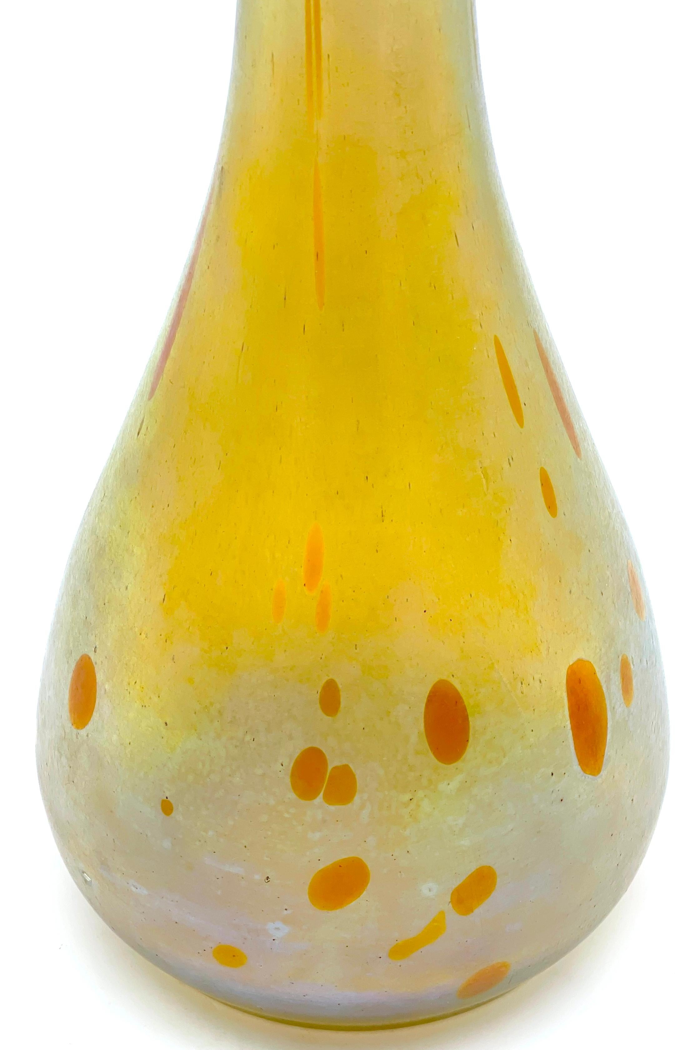 XX secolo Vaso alto e allungato Loetz Austria decorato a macchie d'olio, circa 1900 in vendita
