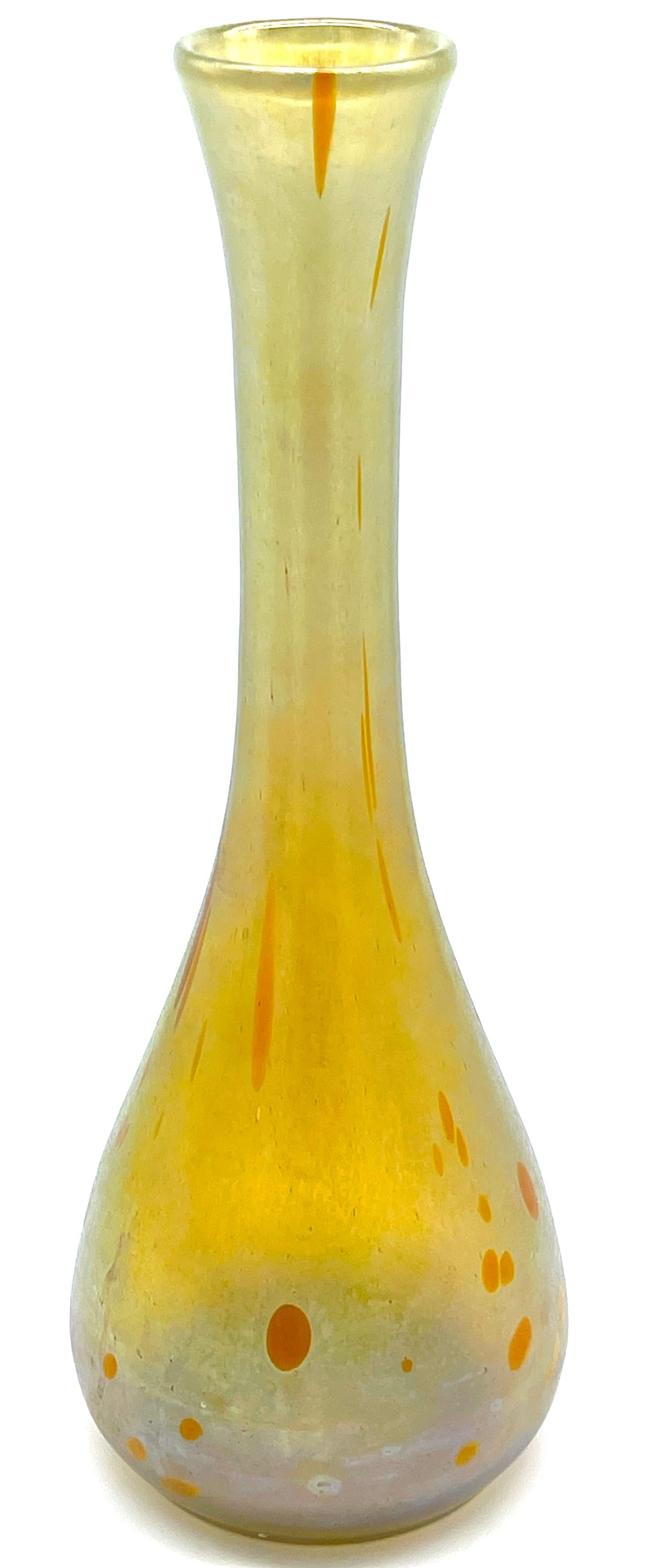 Vetro artistico Vaso alto e allungato Loetz Austria decorato a macchie d'olio, circa 1900 in vendita