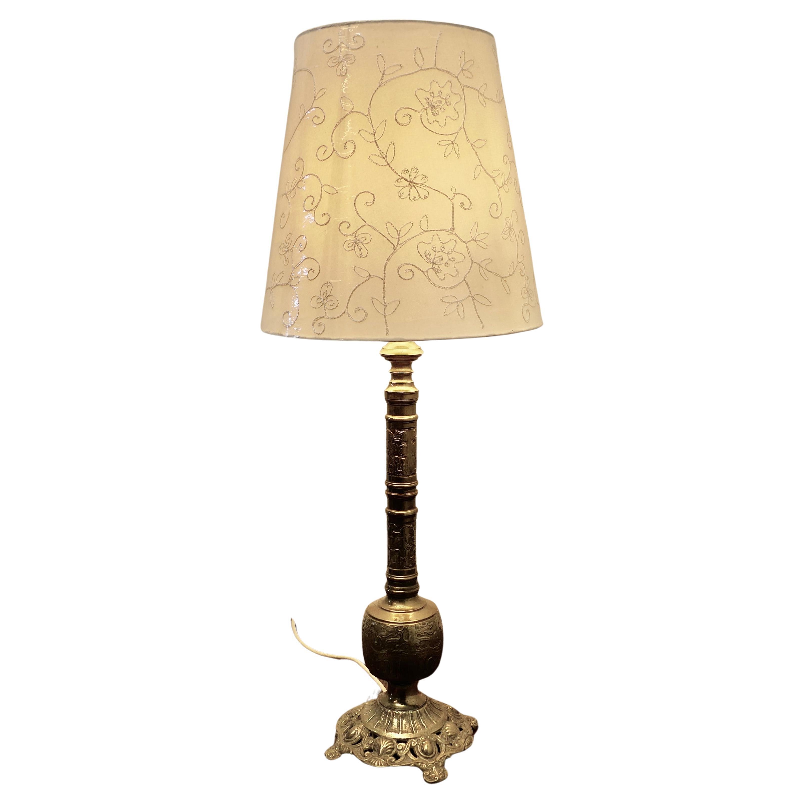 Grande lampe de table en laiton gaufré