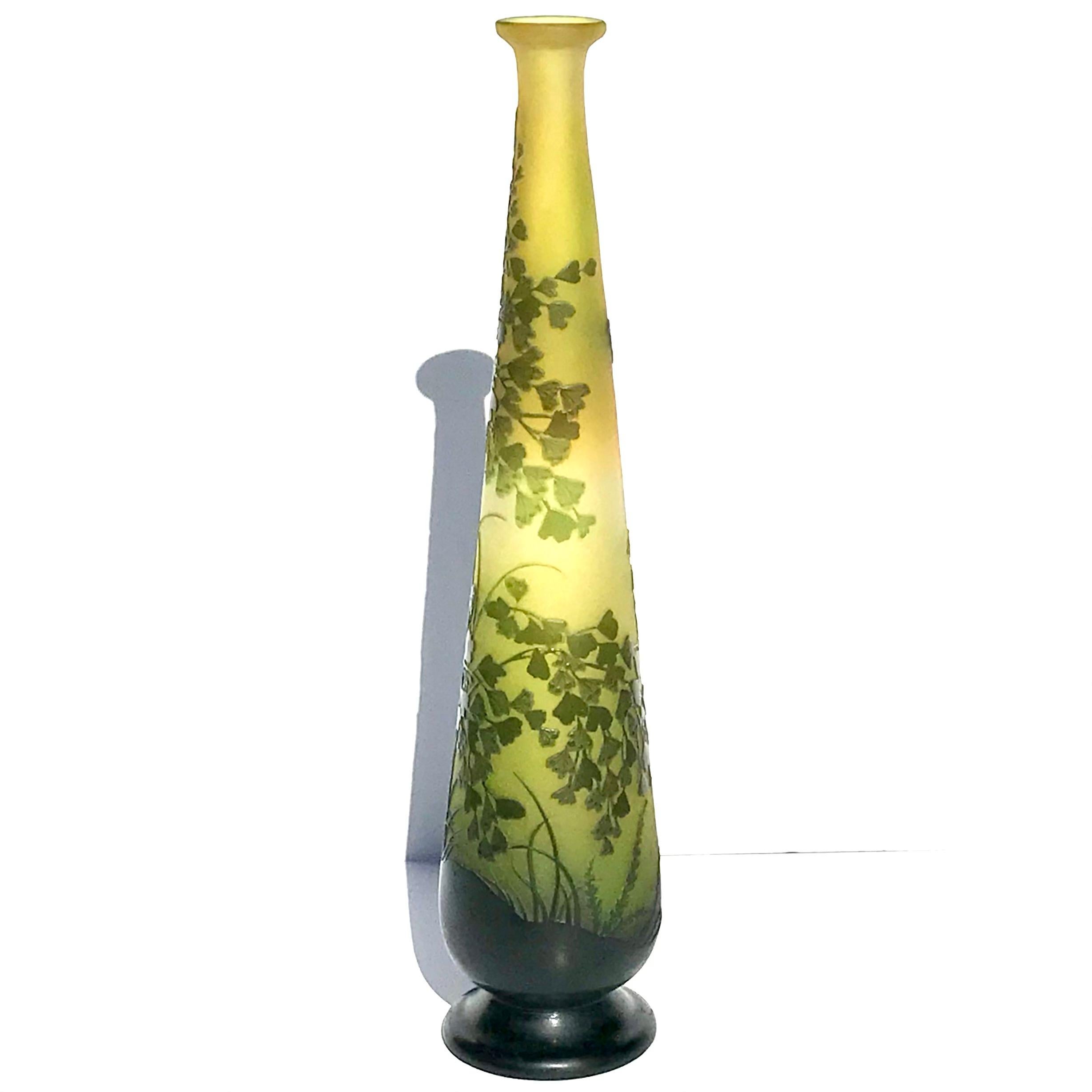 Jarrón alto Emile Galle Art Nouveau Botánico tallado con camafeo Tallado en venta