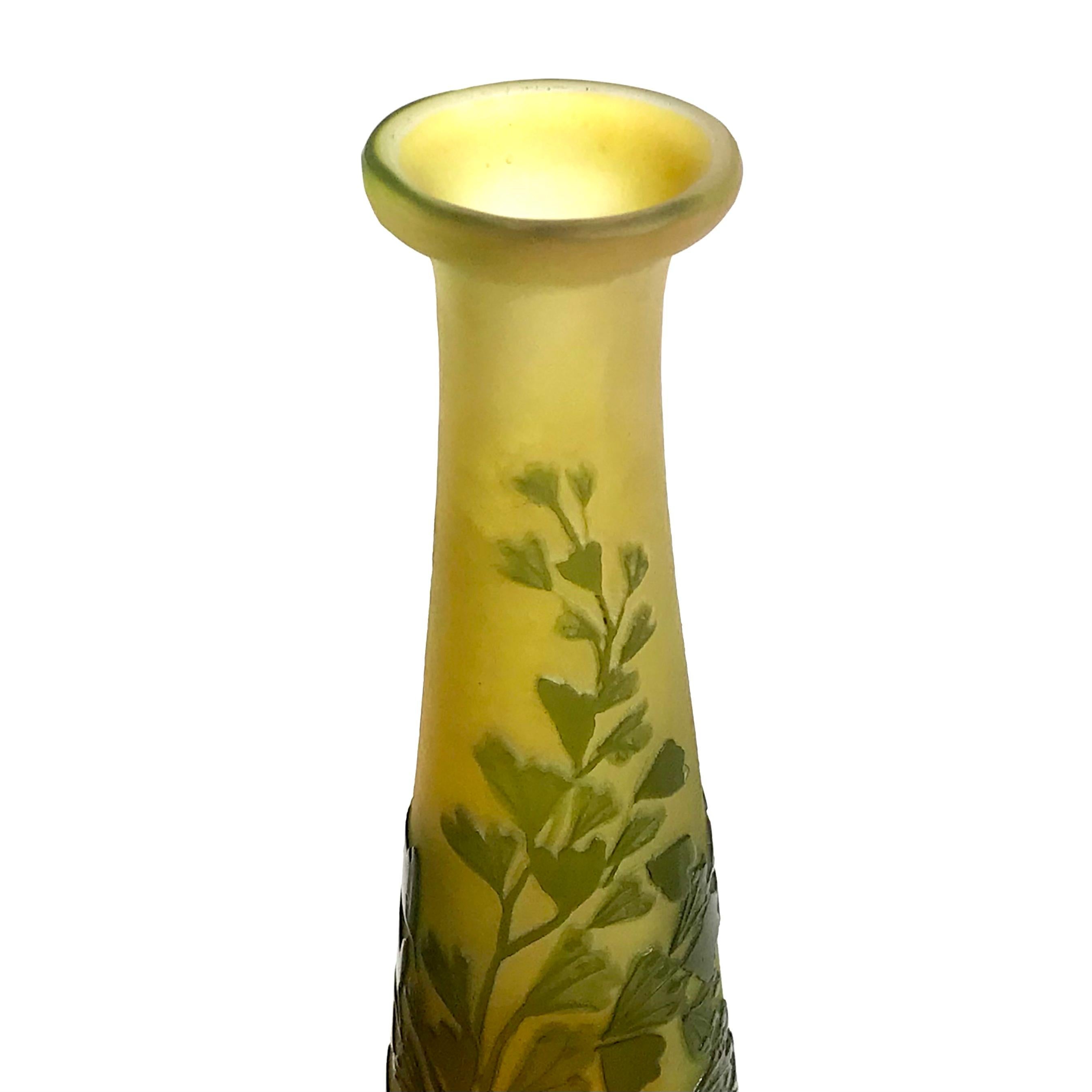 Jarrón alto Emile Galle Art Nouveau Botánico tallado con camafeo principios del siglo XX en venta