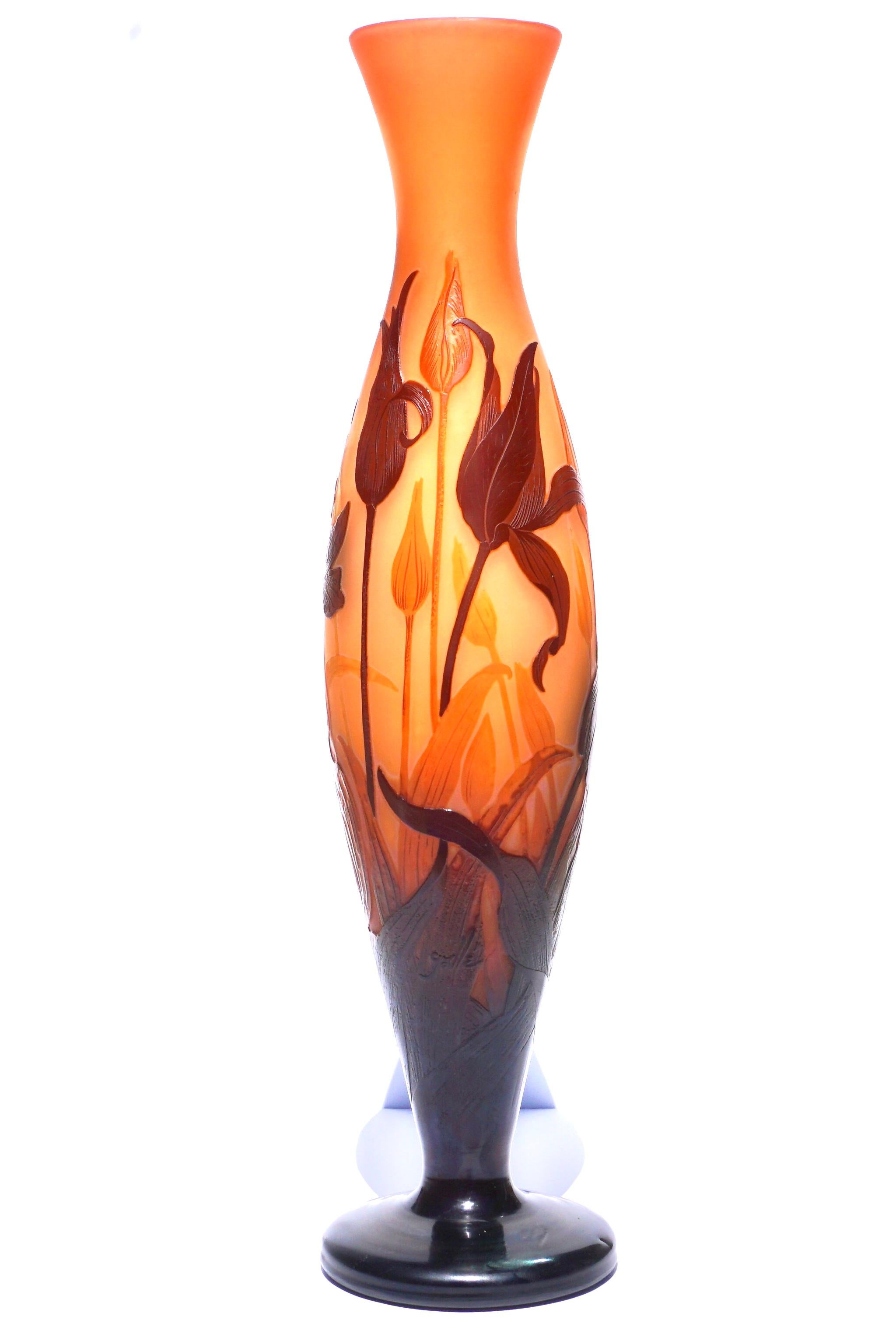 Eine bedeutende und außergewöhnliche hohe Kamee-Vase von Emile Galle. CIRCA 1900 in der Zeit des Jugendstils. Die Technik ist Rad geschnitzt, Säure geätzt und schnitzen, um diese über 20 Zoll Meisterwerk der Tiger Lilies in ihren verschiedenen