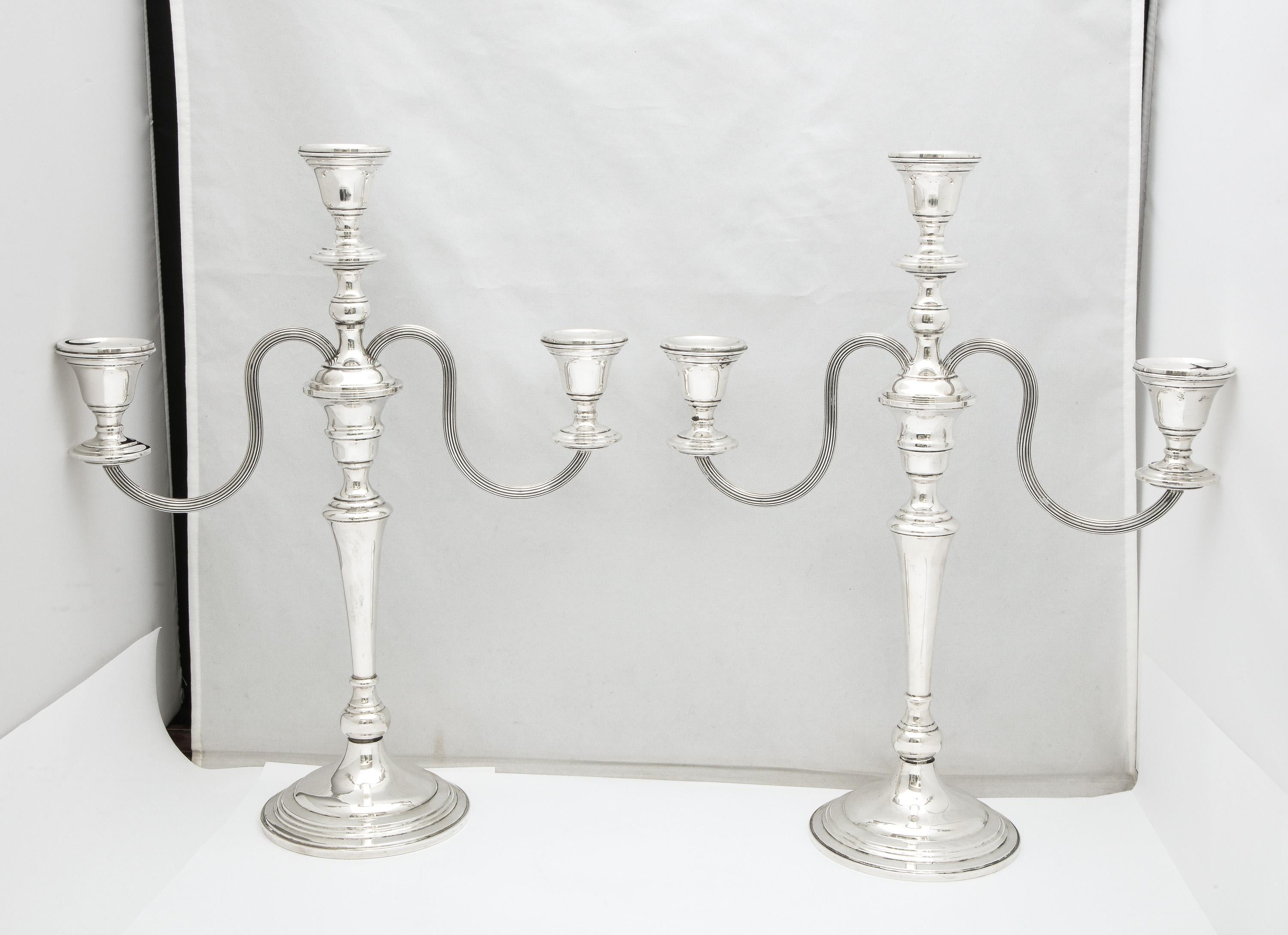 Grand candélabre en argent sterling de style Empire avec des bras amovibles, Preisner Silver Co. 1935. Un design gracieux. Chaque paire, qui est lestée, mesure 15 1/4 pouces de haut x 12 pouces de large à travers la branche de chacun x 4 pouces de