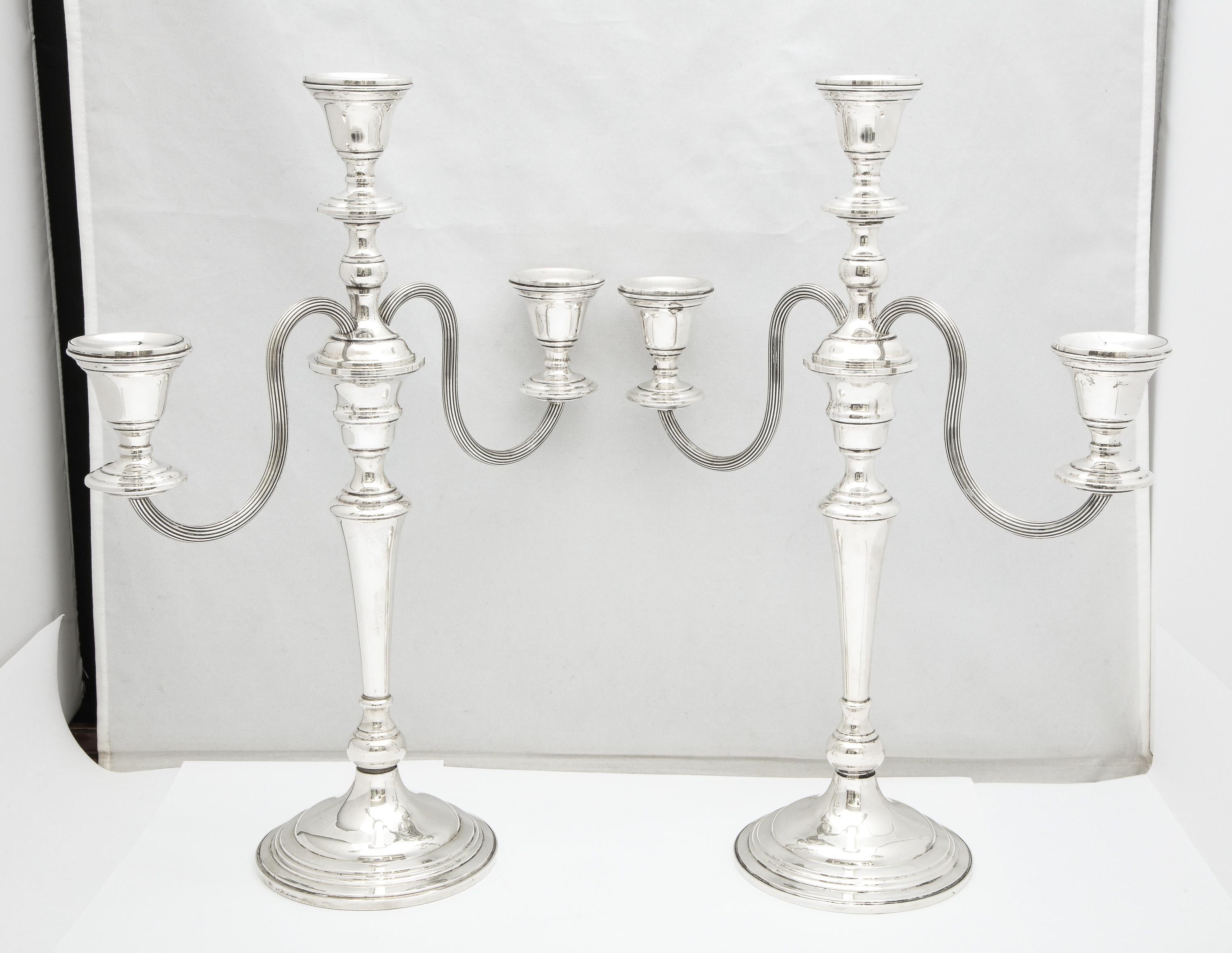 Néoclassique Grande paire de candélabres en argent sterling de style Empire en vente
