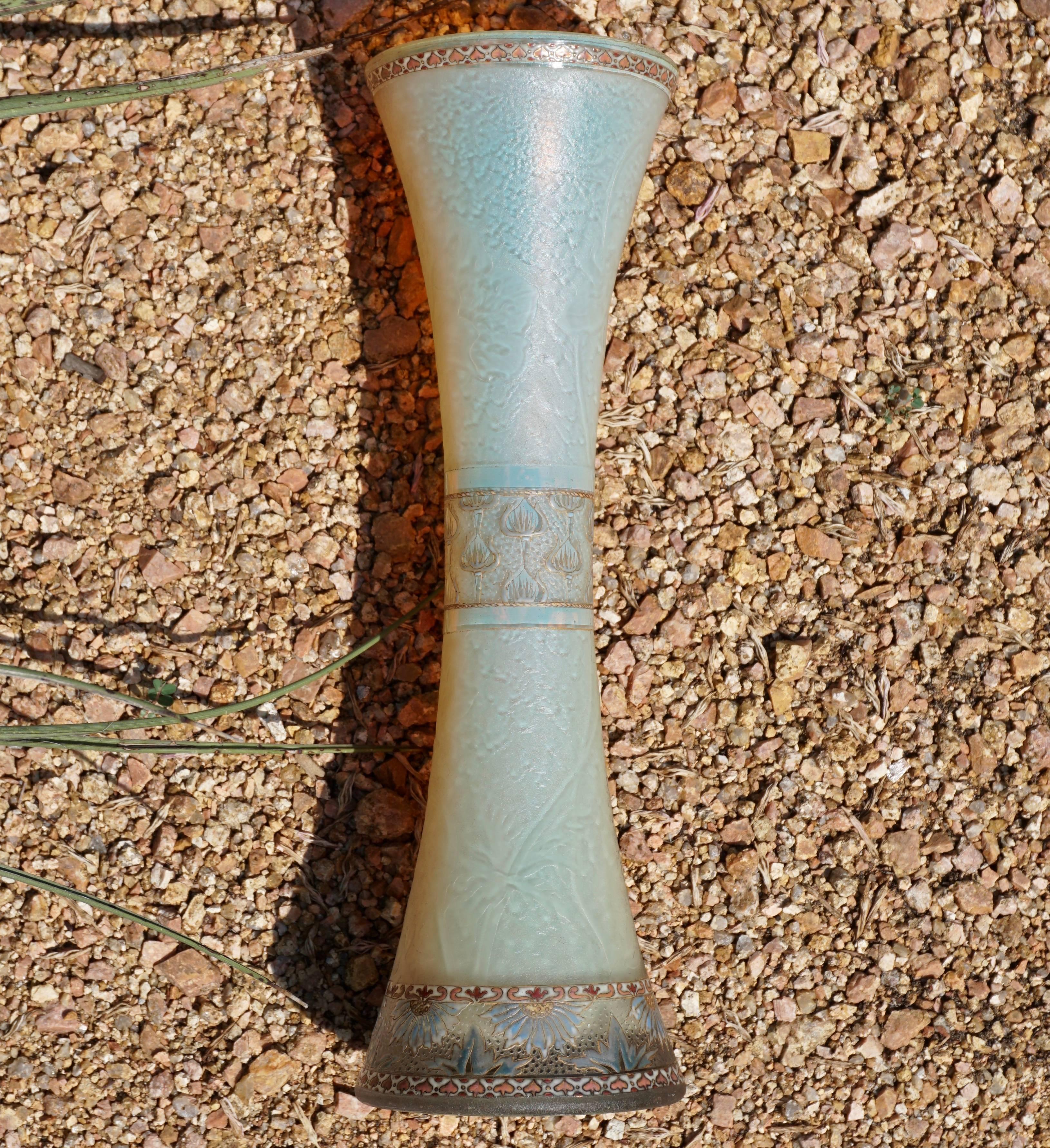Ce rare et important vase de Daum Nancy a tout pour plaire, et même un peu plus. Le travail de l'émail est exquis ! Les photos ne rendent pas justice à ce vase, circa 1890 ; ce vase en verre vert irisé et opalescent est gravé à l'acide avec la
