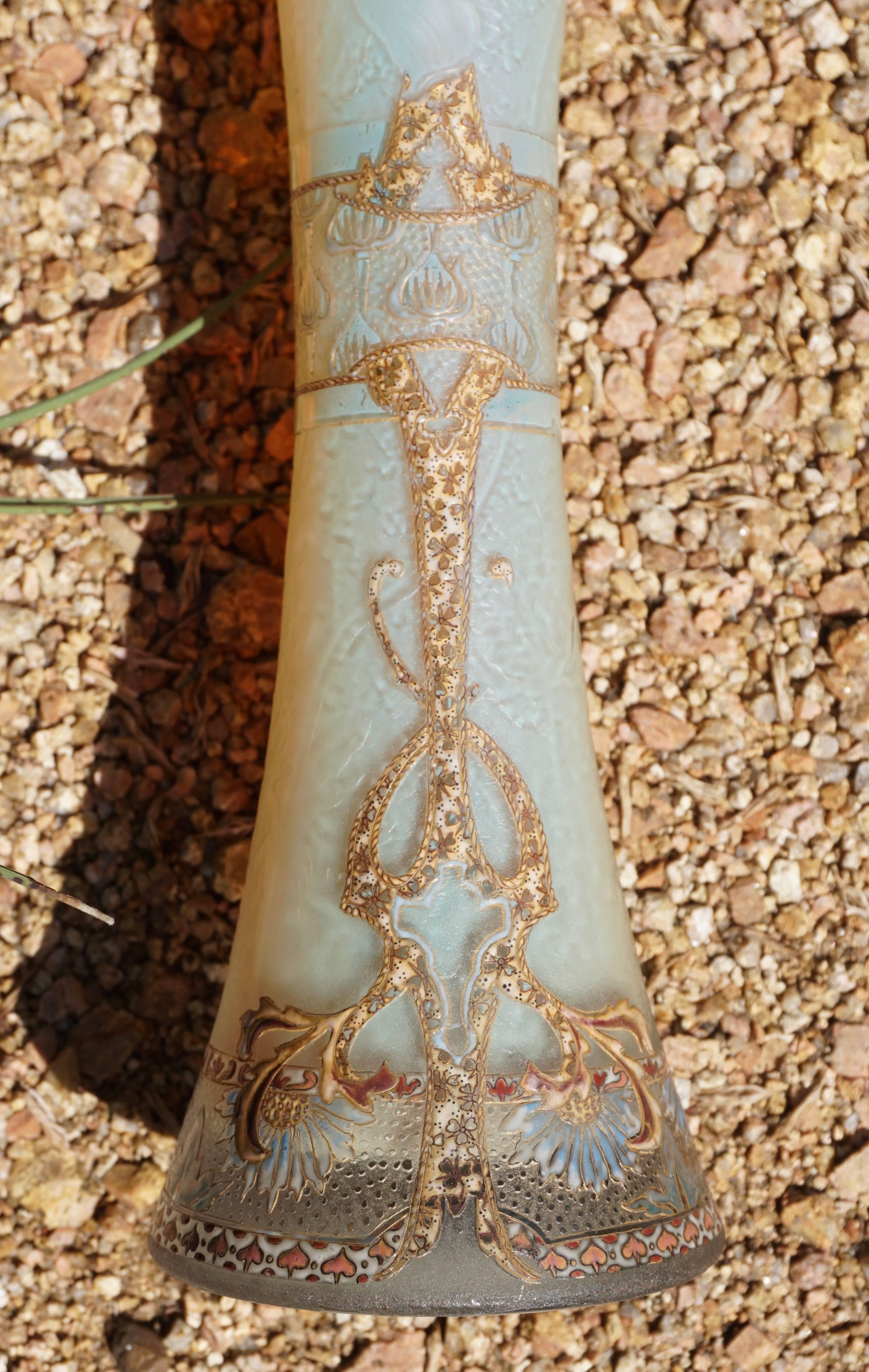 Français Grand vase Opalescent Daum Nancy sculpté, gravé et doré