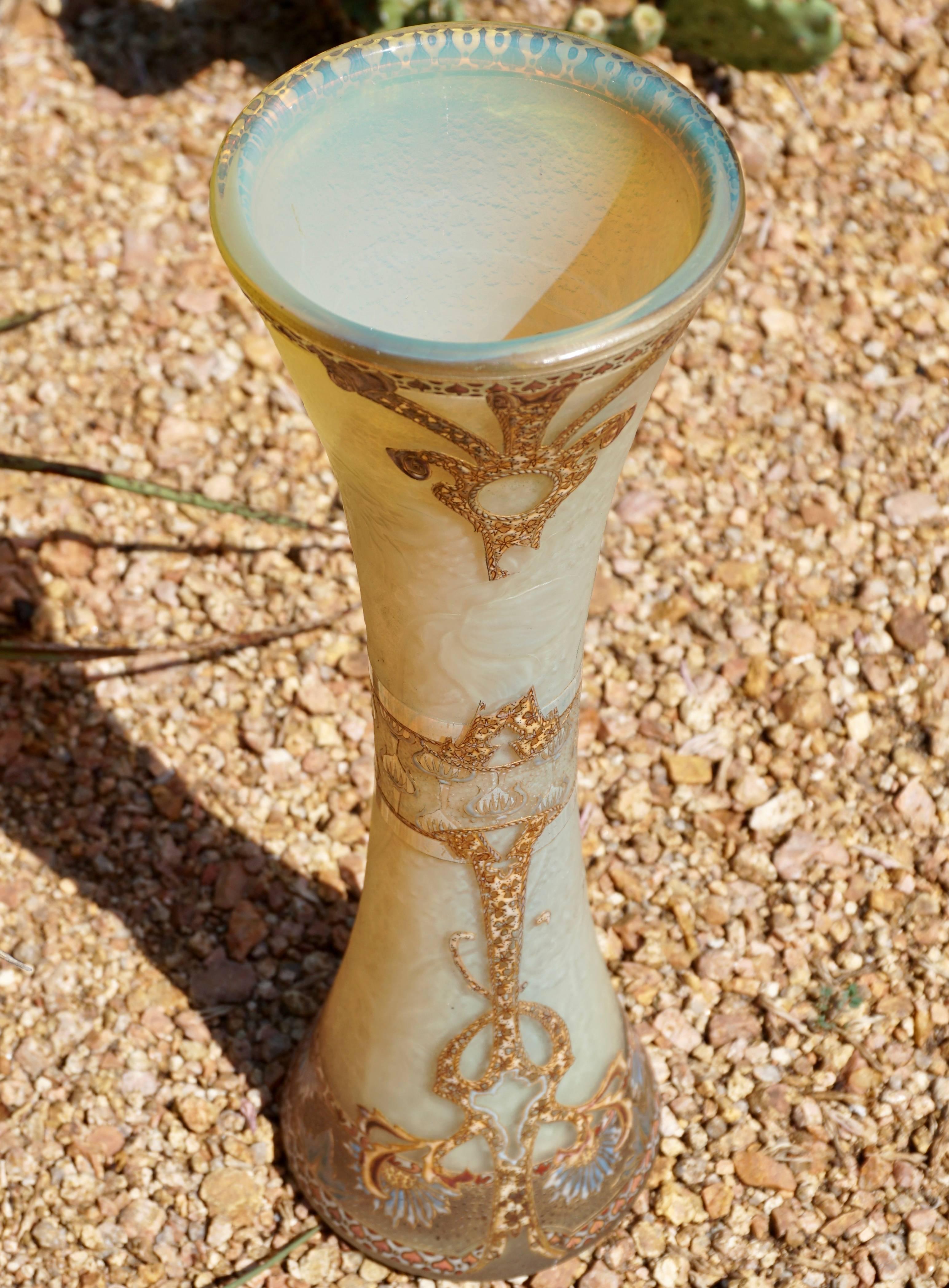 Grand vase Opalescent Daum Nancy sculpté, gravé et doré Excellent état à Dallas, TX