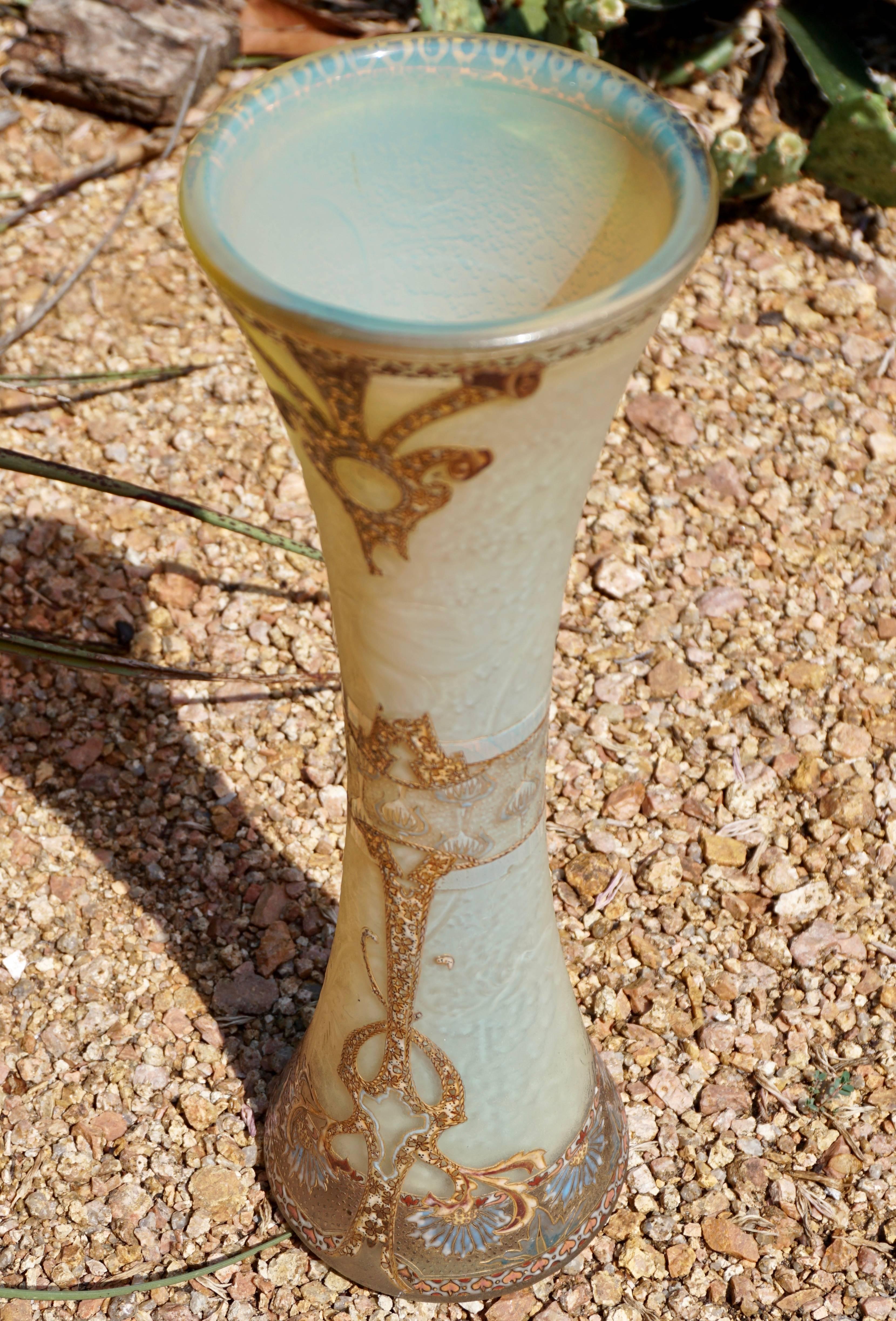 Fin du XIXe siècle Grand vase Opalescent Daum Nancy sculpté, gravé et doré