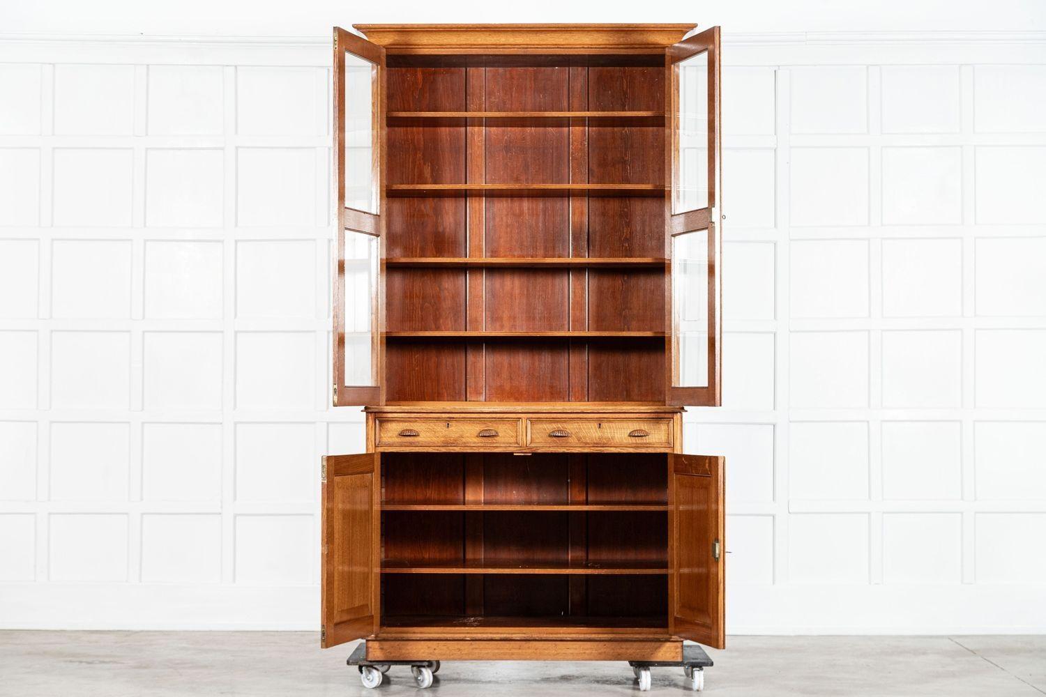 circa 1890
Mobile libreria inglese alto del XIX secolo in Oak smaltato
Un esempio eccezionale
sku 2010
Insieme W125 x D60 x H198 cm
Base L117 x P60 x H90 cm
Profondità interna della base 52 cm
Top L125 x P45 x H138 cm
Profondità del ripiano interno