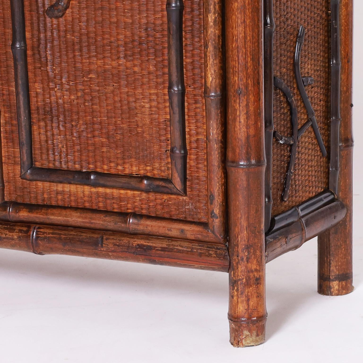 Toile de ramie Grande armoire ou meuble de rangement anglais en bambou et toile de gazon en vente