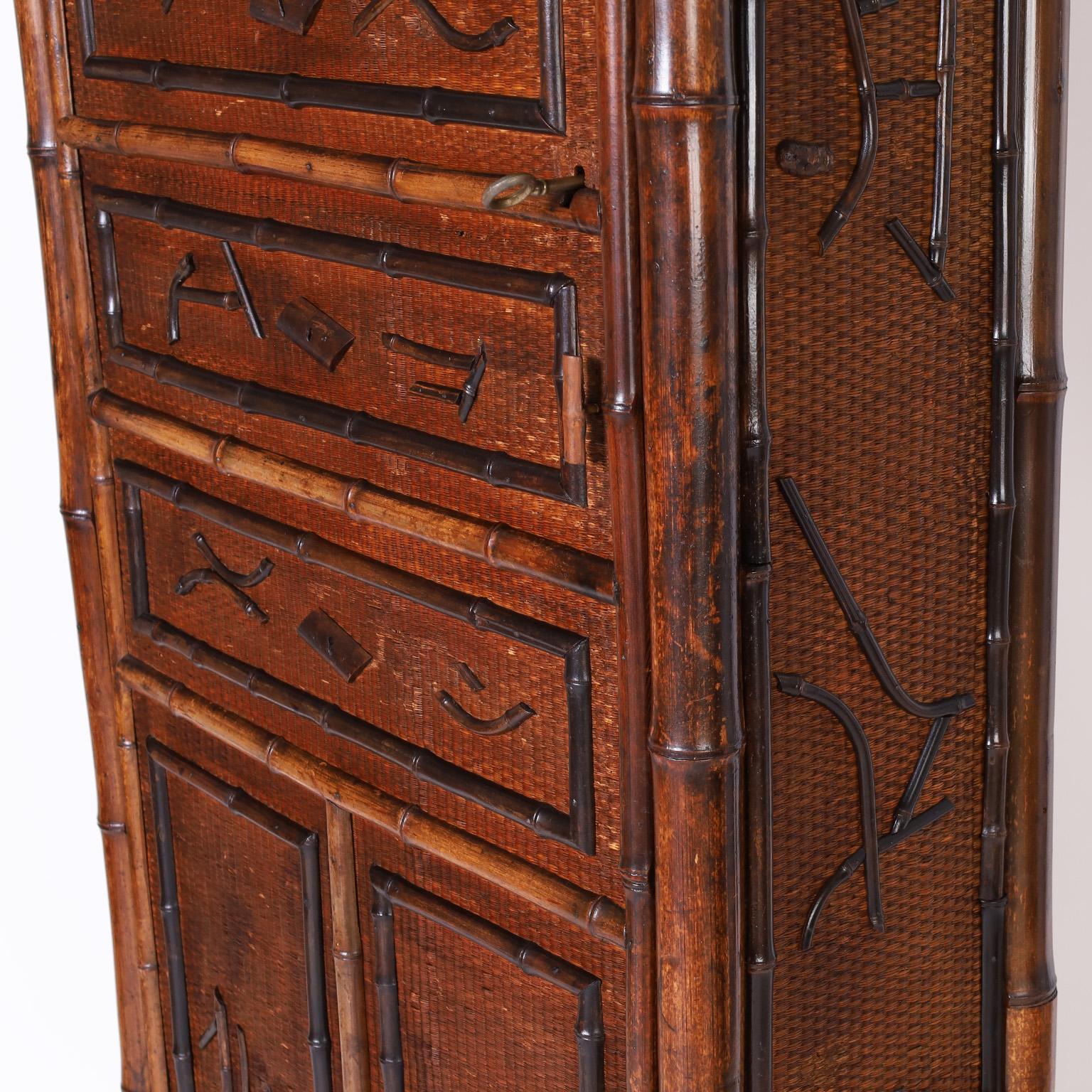 Victorien Grande armoire ou meuble de rangement anglais en bambou et toile de gazon en vente