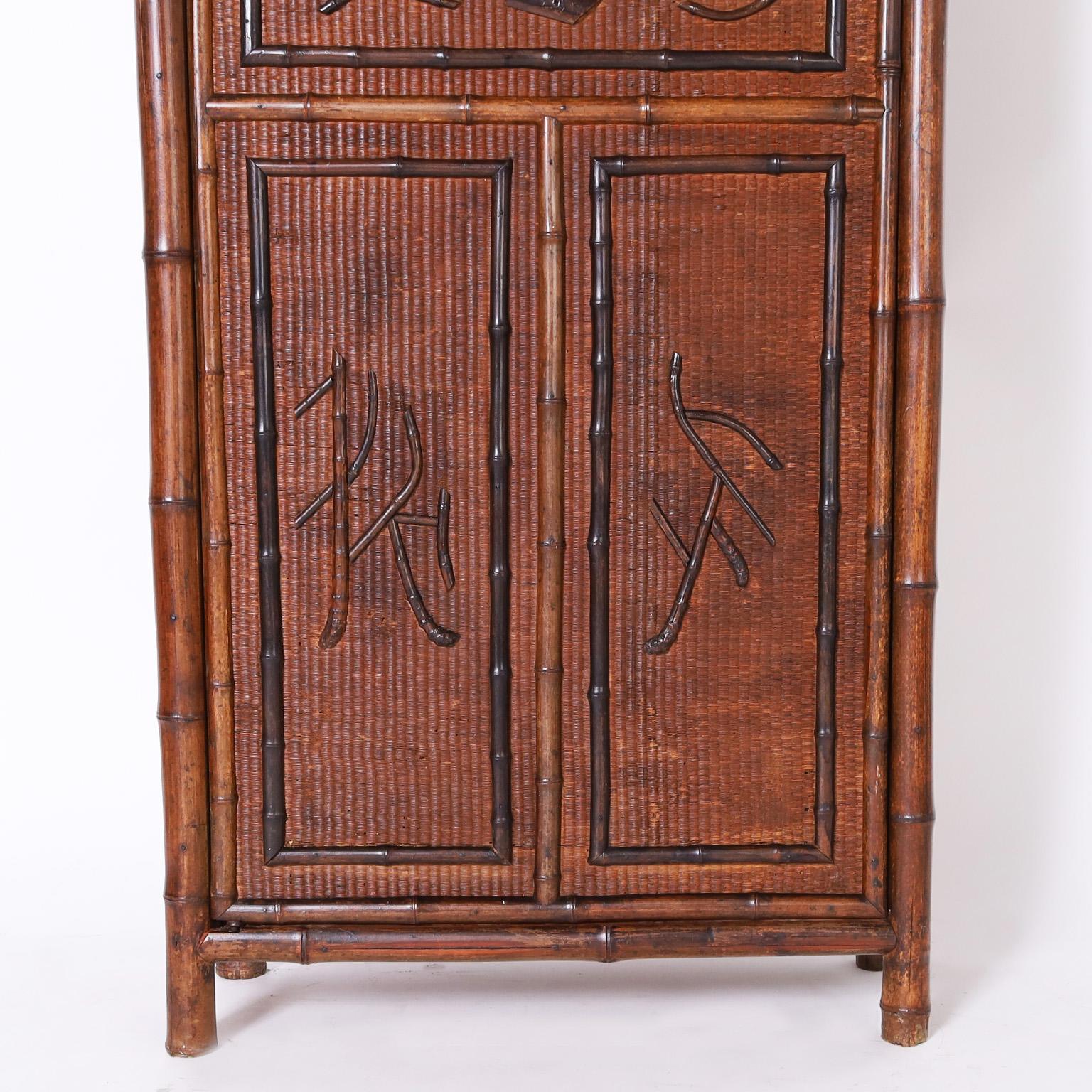 Anglais Grande armoire ou meuble de rangement anglais en bambou et toile de gazon en vente