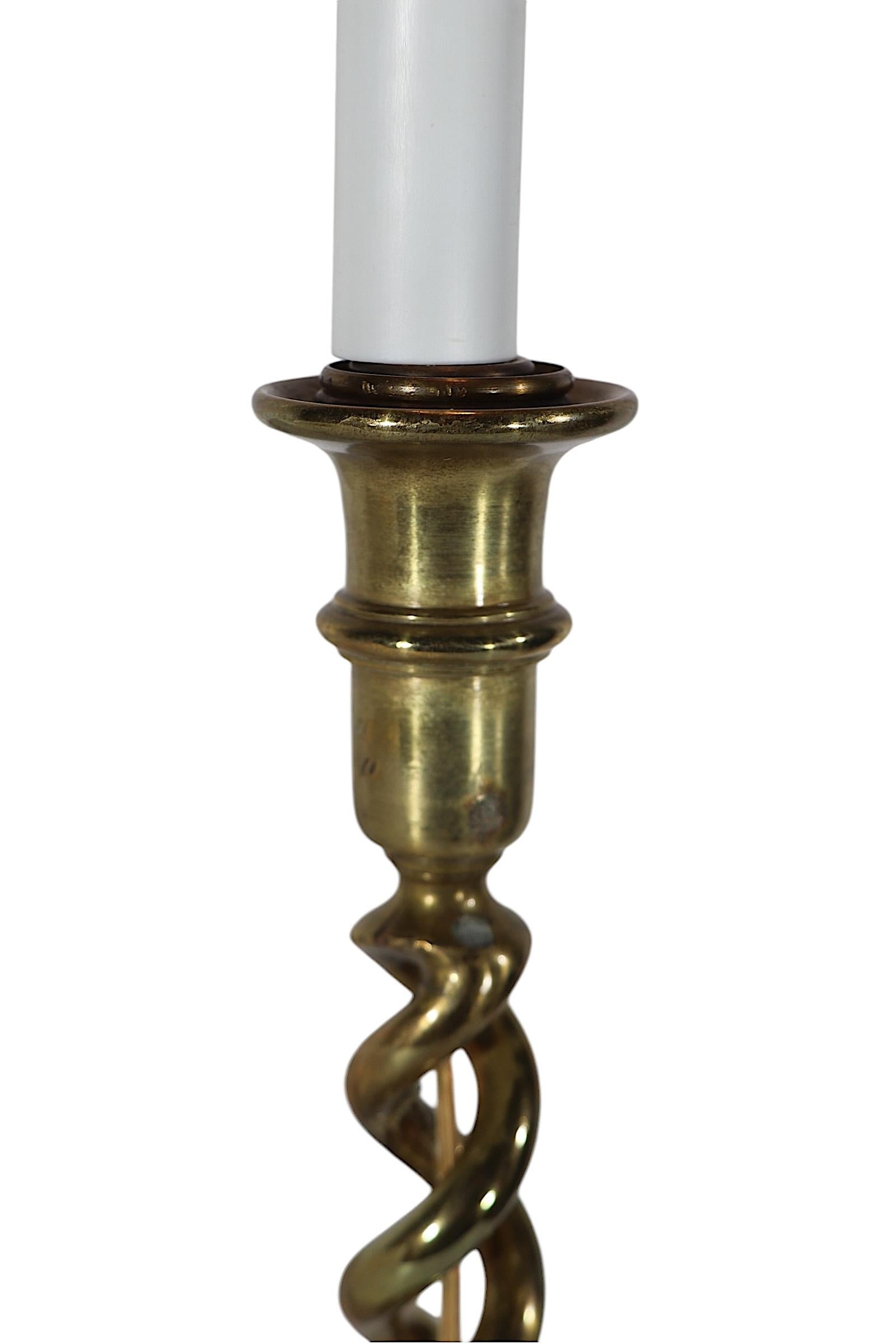 Impressionnante orge de laiton  chandelier à torsion, converti en  lampe de table électrique.
 Le chandelier a été fabriqué en Angleterre, il a été percé ultérieurement pour le fil de fer et monté sur un socle en bois. Cet exemple est en très bon