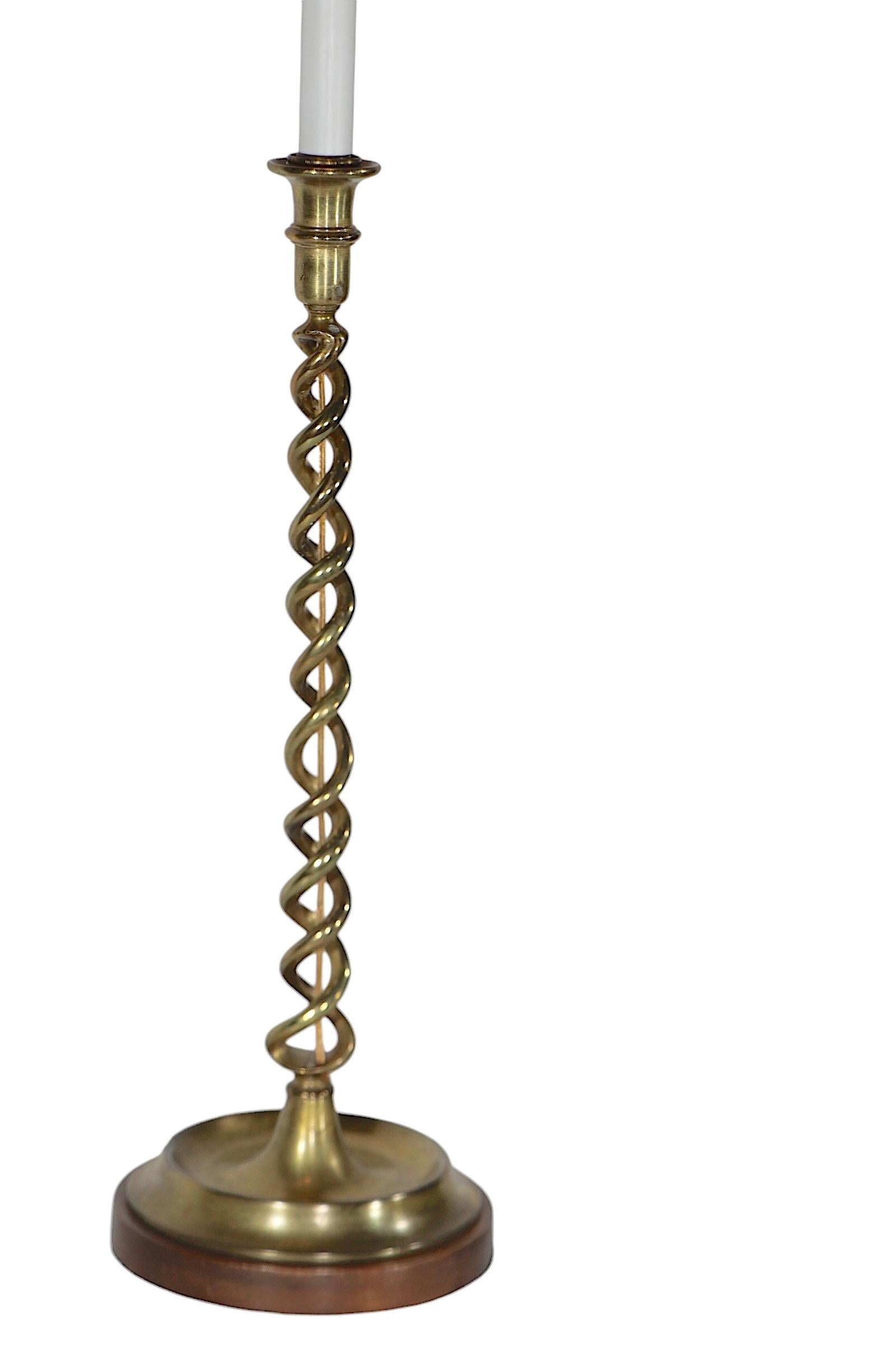 Colonial britannique Tall English  Chandelier Barley Twist en laiton, utilisé comme lampe de table électrique en vente