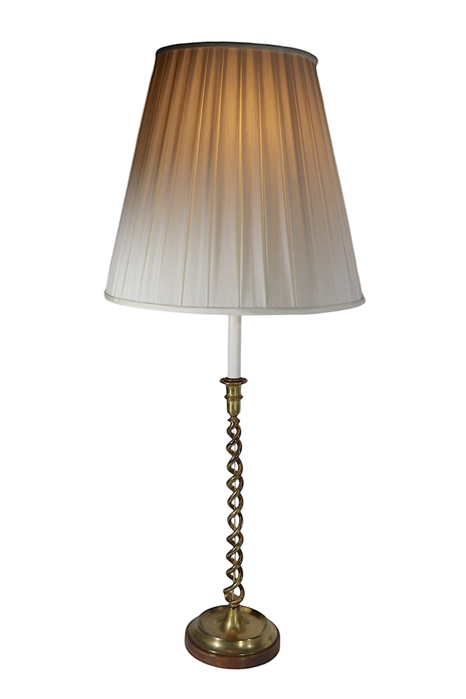 Britannique Tall English  Chandelier Barley Twist en laiton, utilisé comme lampe de table électrique en vente