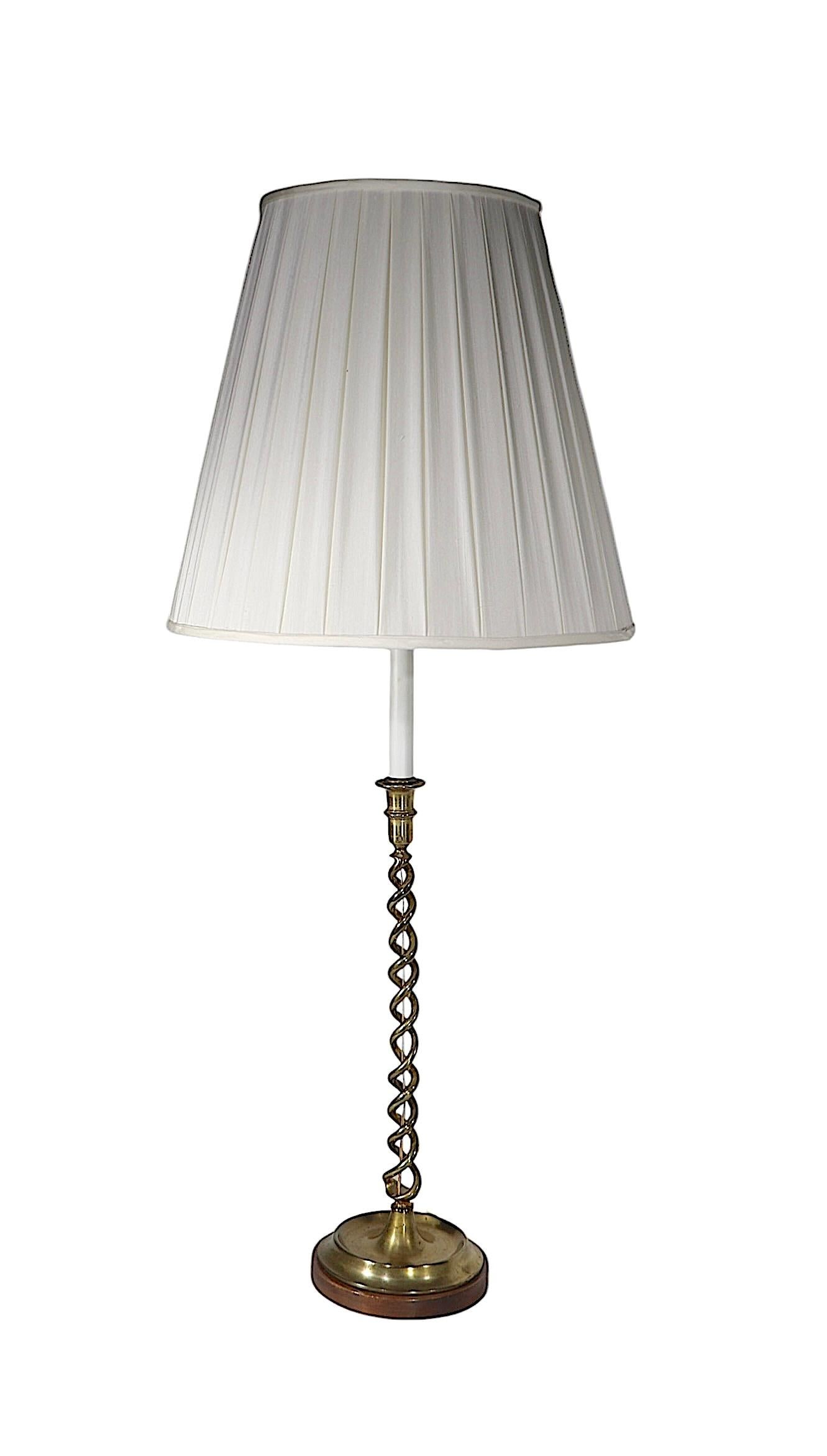 Tall English  Chandelier Barley Twist en laiton, utilisé comme lampe de table électrique Bon état - En vente à New York, NY