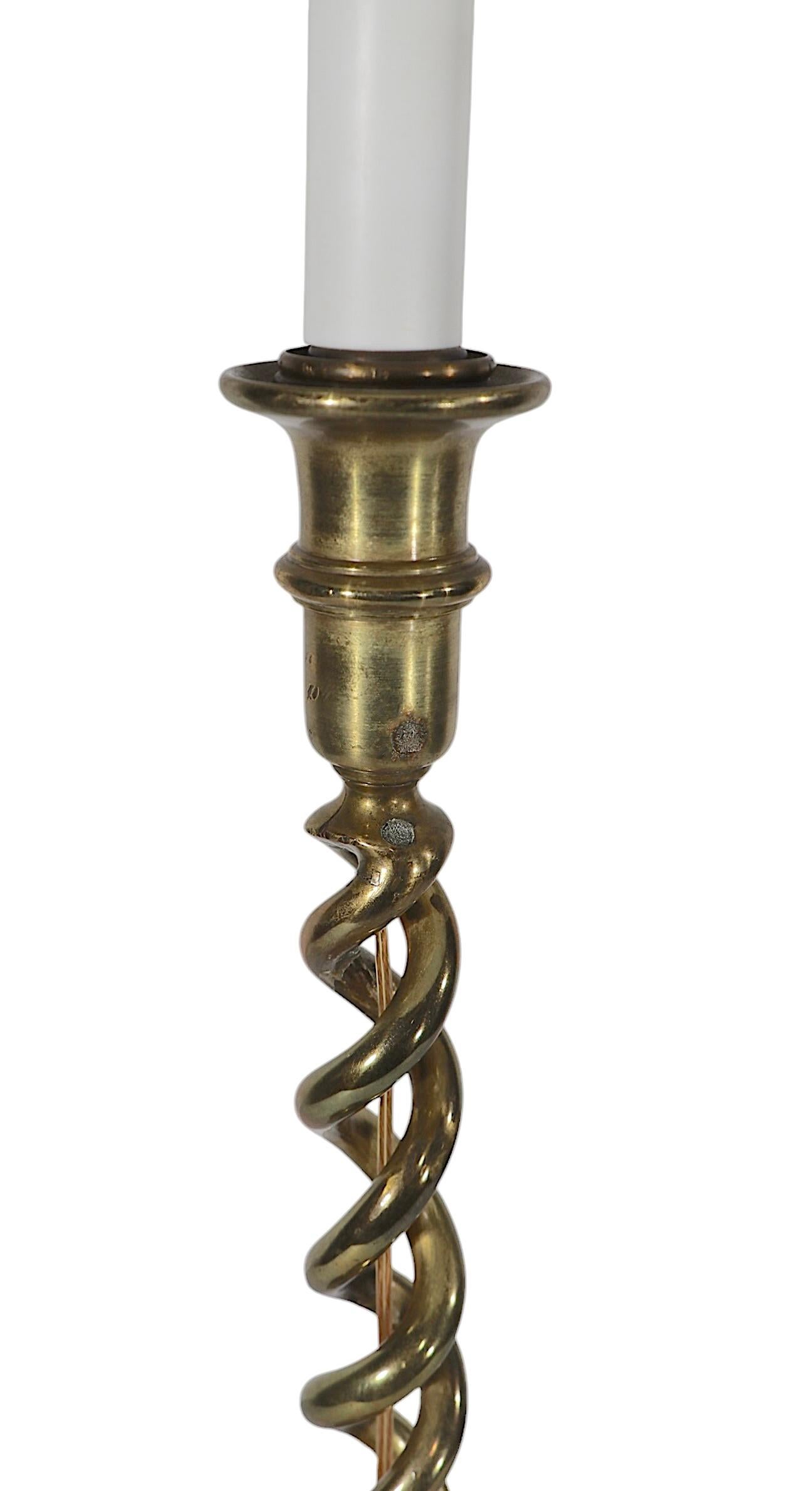 20ième siècle Tall English  Chandelier Barley Twist en laiton, utilisé comme lampe de table électrique en vente