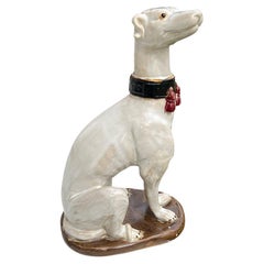 Statua di cane levriero inglese tradizionale in ceramica, alta e di colore bianco
