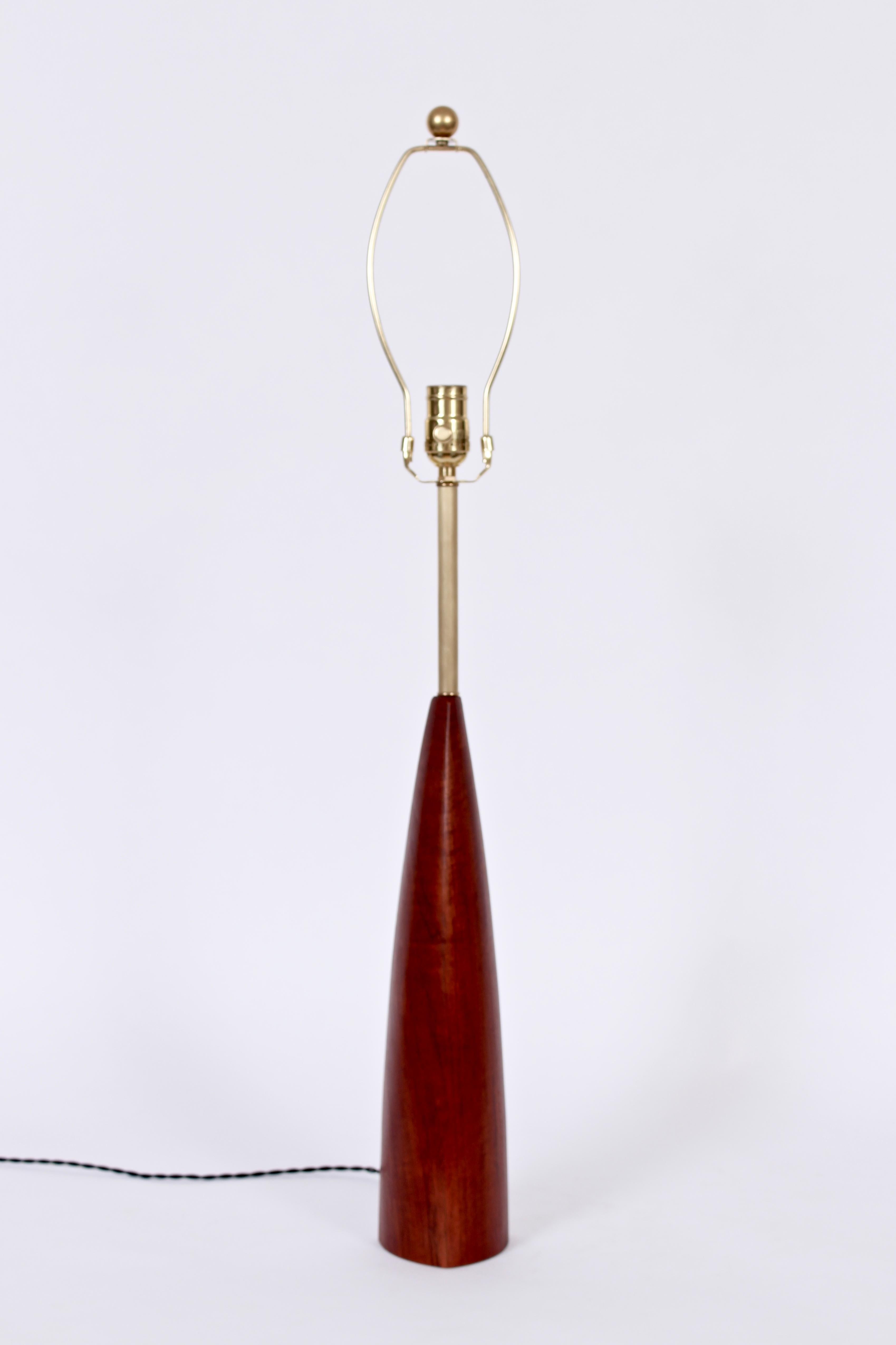 Große Tischlampe aus gedrechseltem Teakholz und Messing von Ernst Henriksen, Dänemark, 1960er Jahre (Dänisch) im Angebot