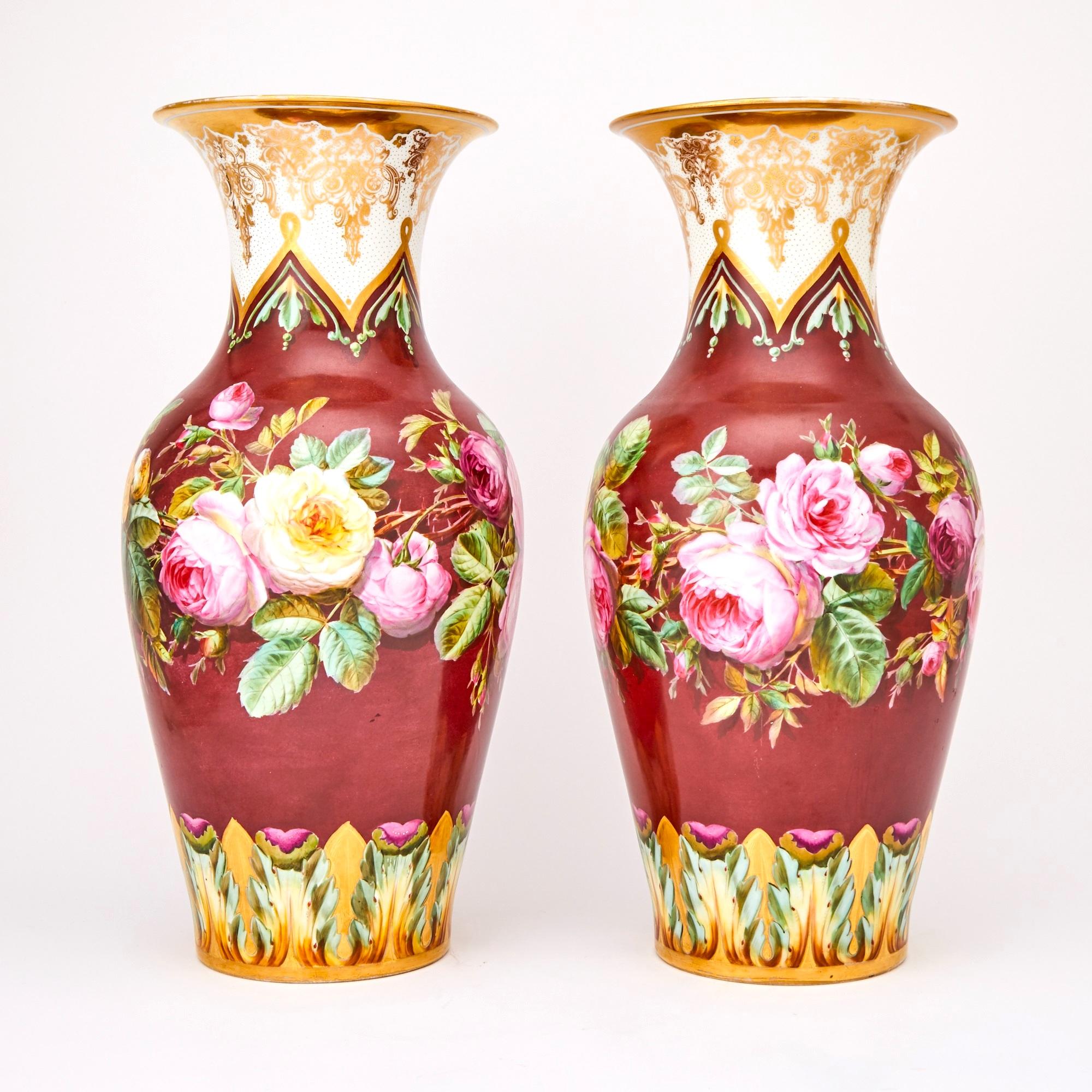 Paire de grands vases décoratifs continentaux autrichiens anciens en porcelaine en vente 2