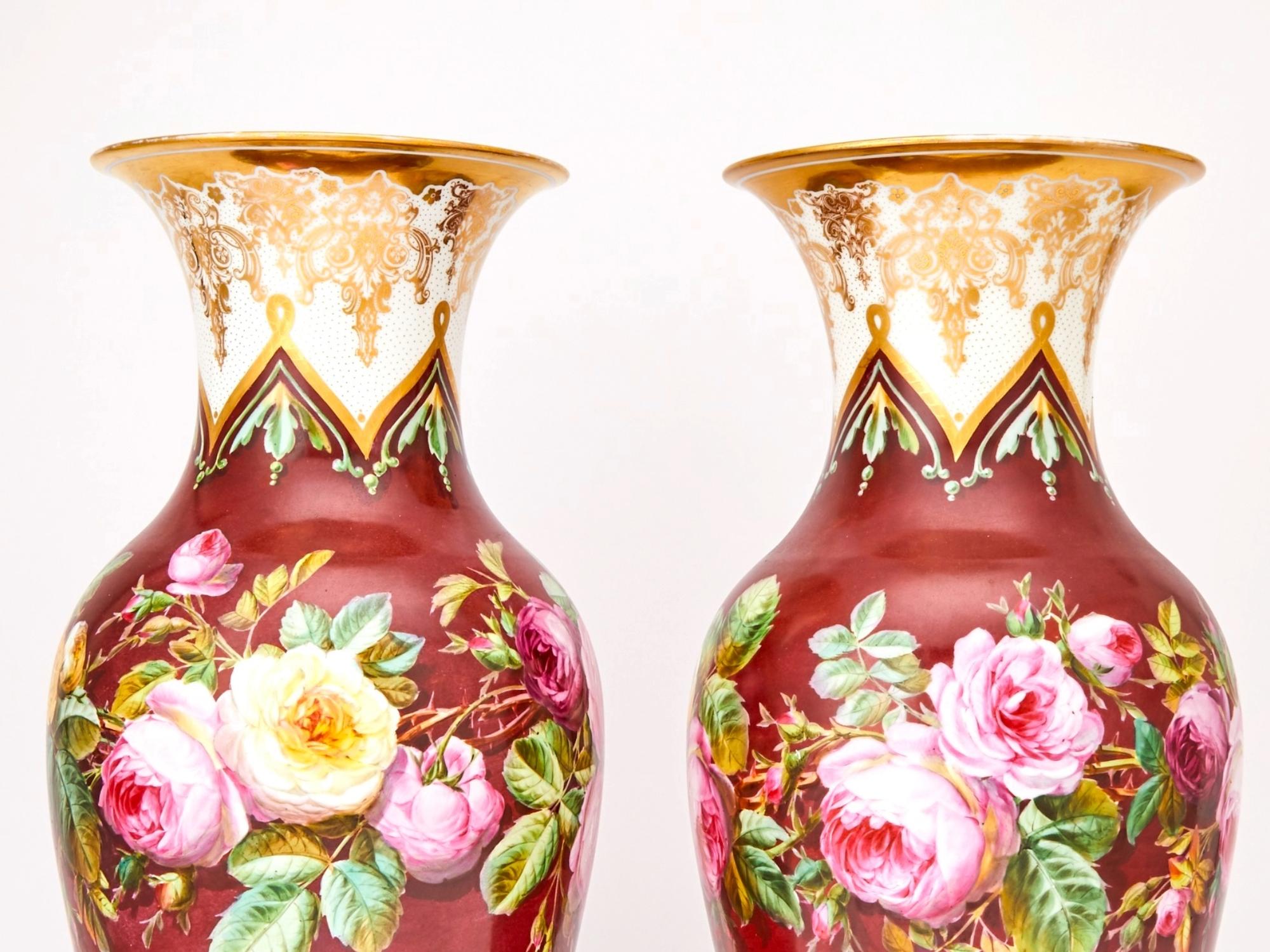 Cette paire exquise de vases décoratifs continentaux témoigne d'un savoir-faire autrichien exceptionnel et d'un flair artistique, ce qui en fait un point de mire éblouissant pour toute pièce ou tout décor. Chaque vase en forme d'urne présente un col