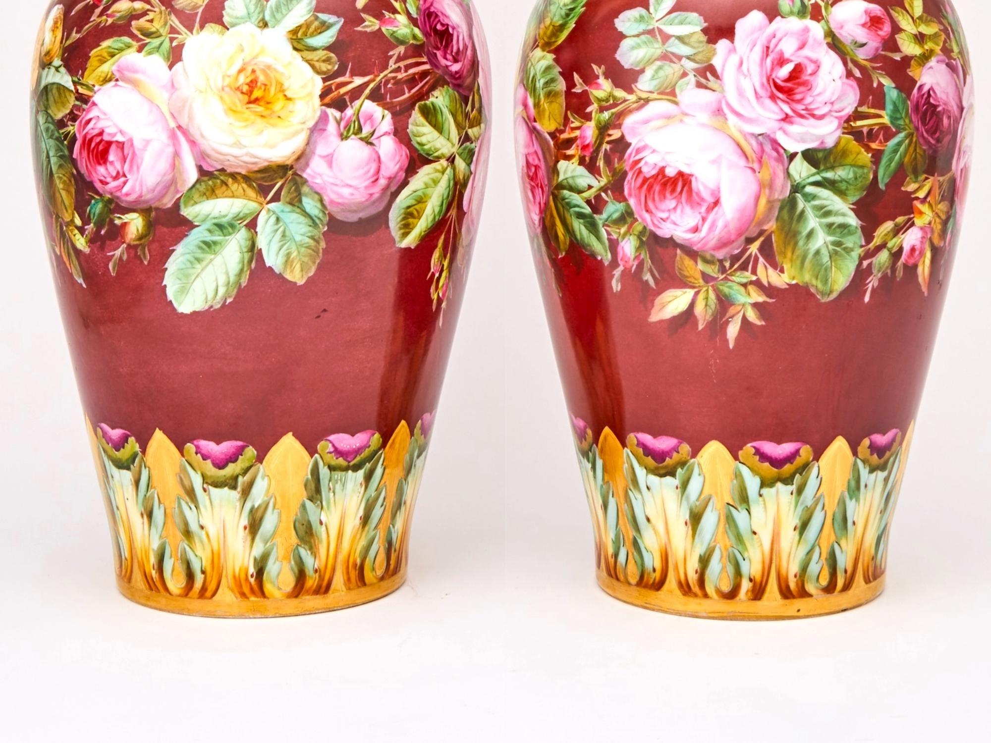 Louis XVI Paire de grands vases décoratifs continentaux autrichiens anciens en porcelaine en vente