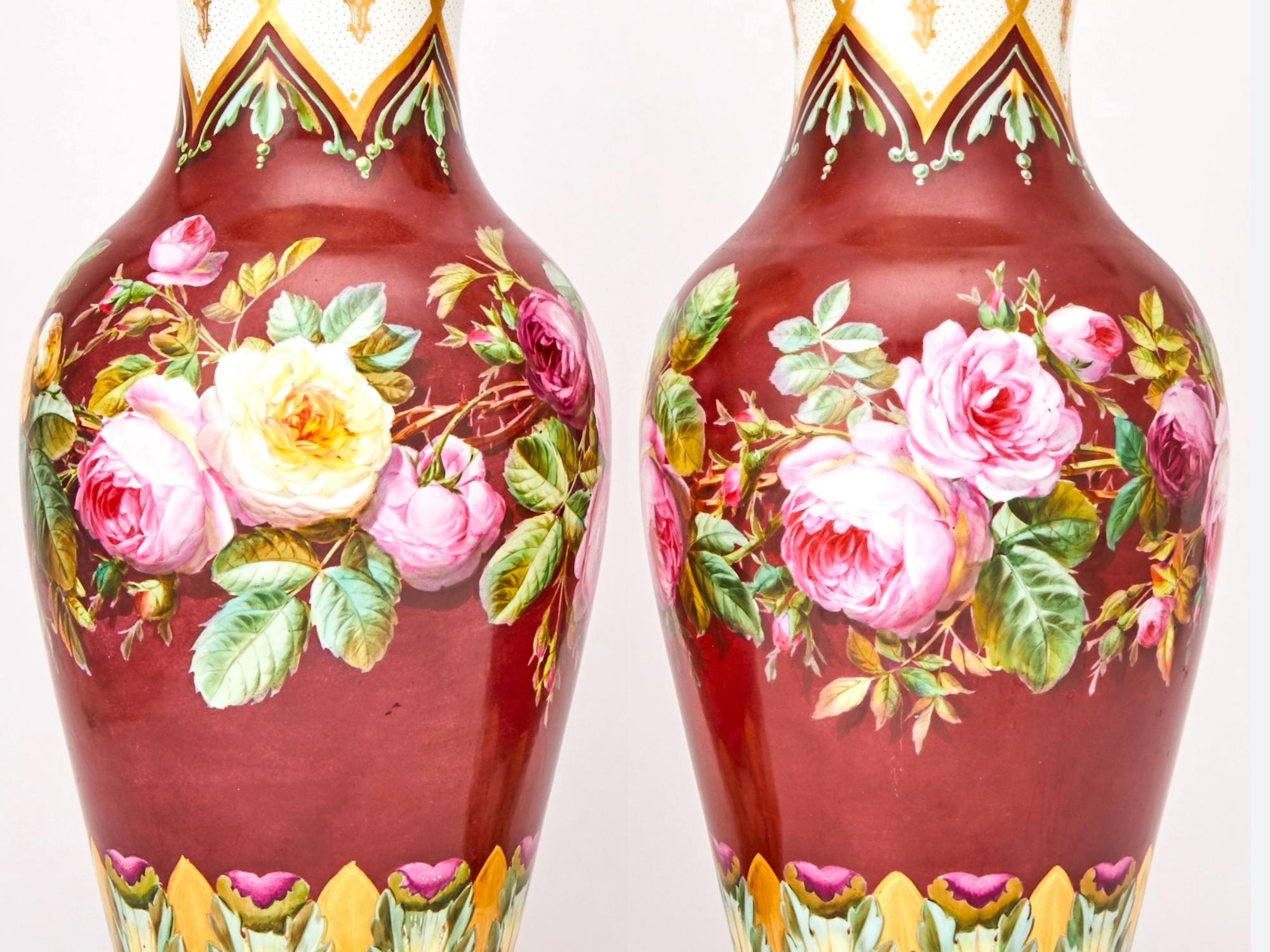 Autrichien Paire de grands vases décoratifs continentaux autrichiens anciens en porcelaine en vente