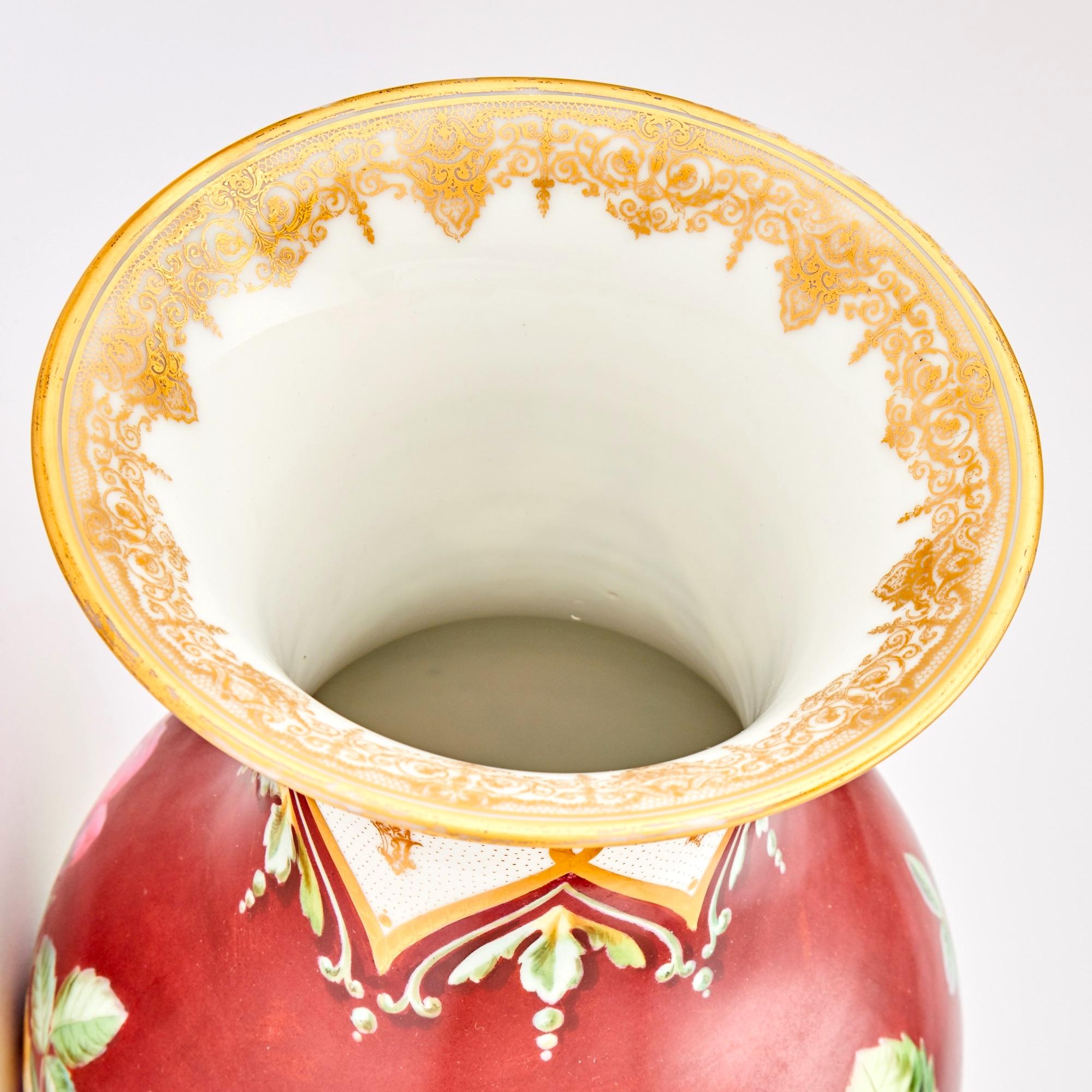 Doré Paire de grands vases décoratifs continentaux autrichiens anciens en porcelaine en vente