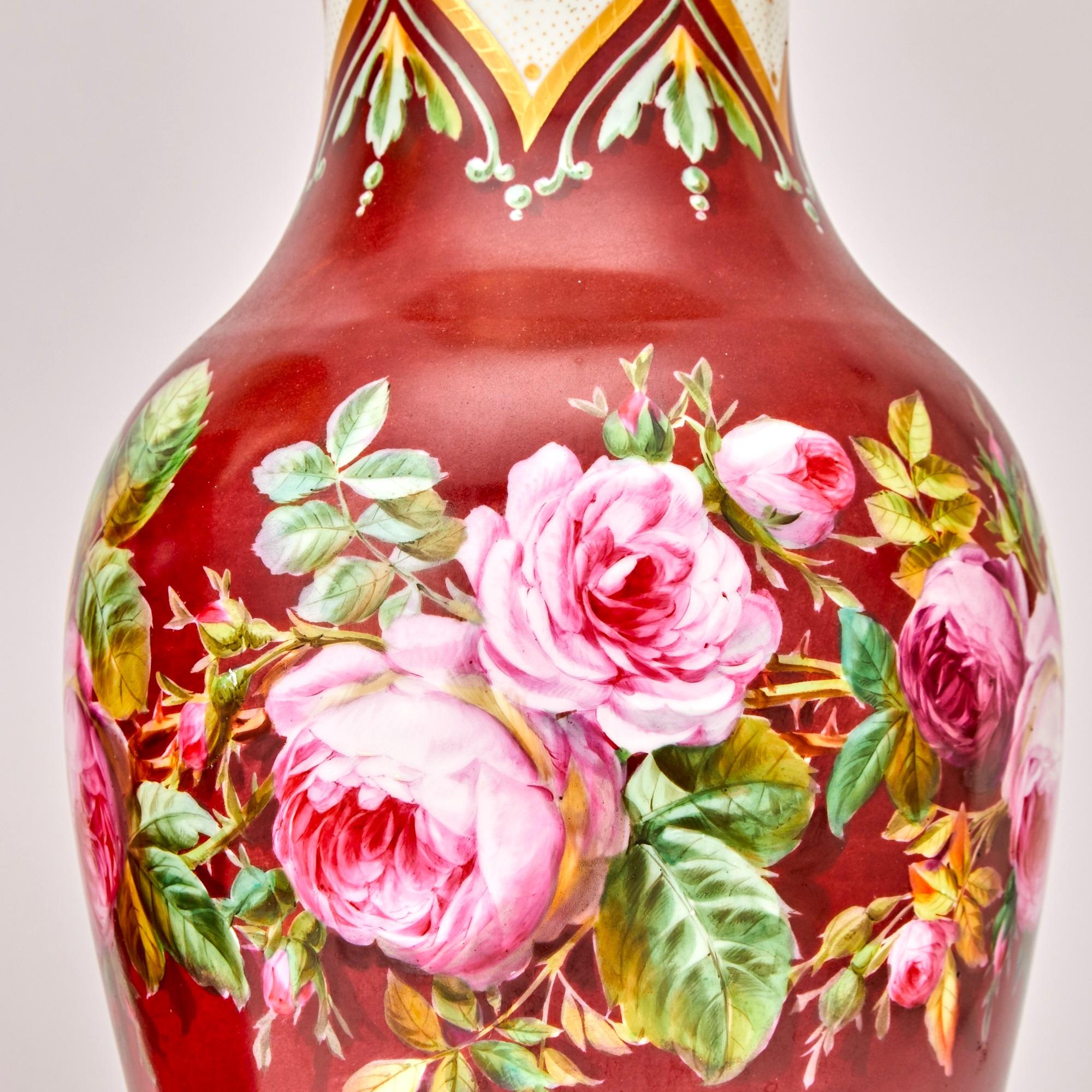 Milieu du XIXe siècle Paire de grands vases décoratifs continentaux autrichiens anciens en porcelaine en vente