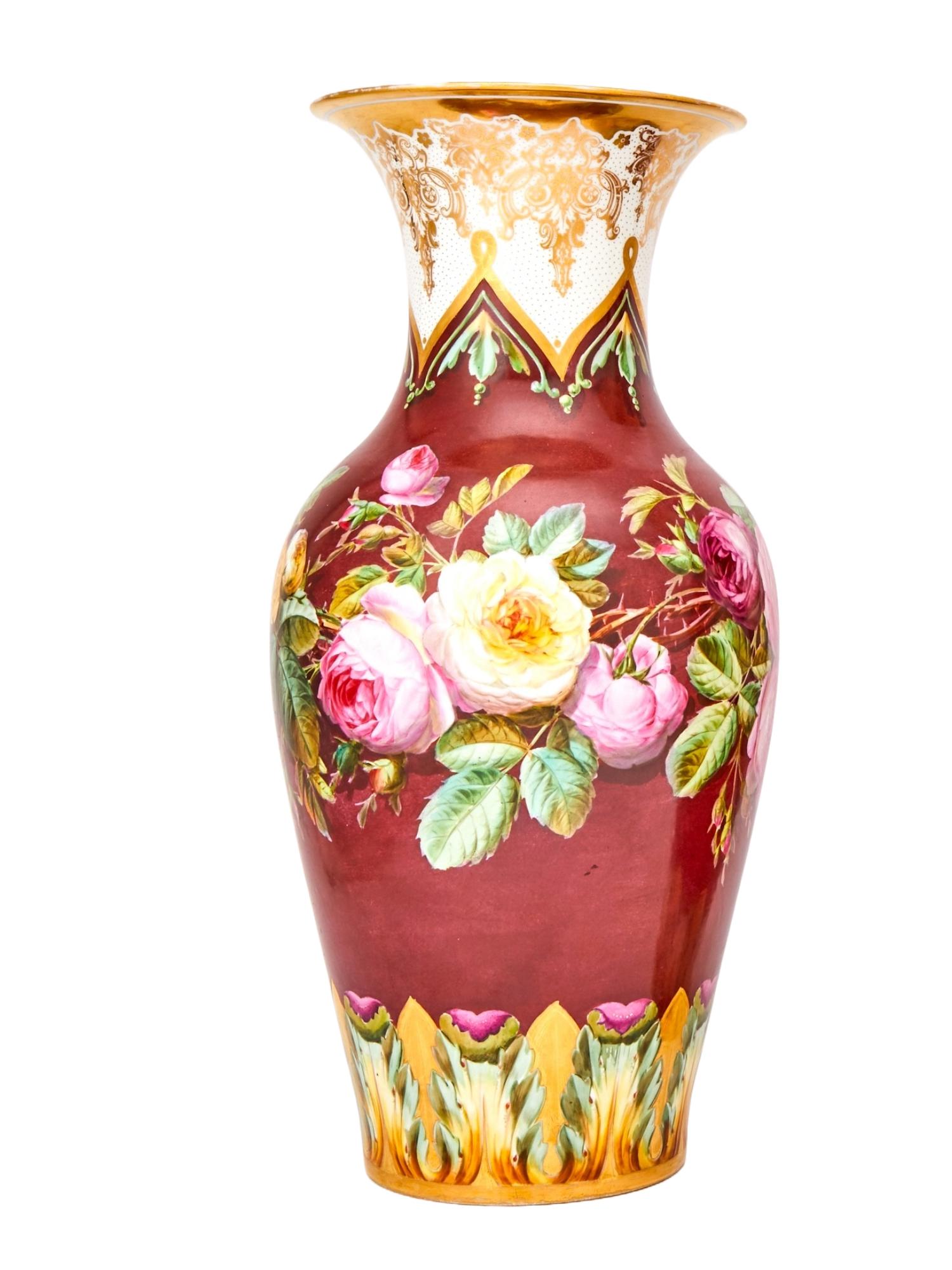 Or Paire de grands vases décoratifs continentaux autrichiens anciens en porcelaine en vente
