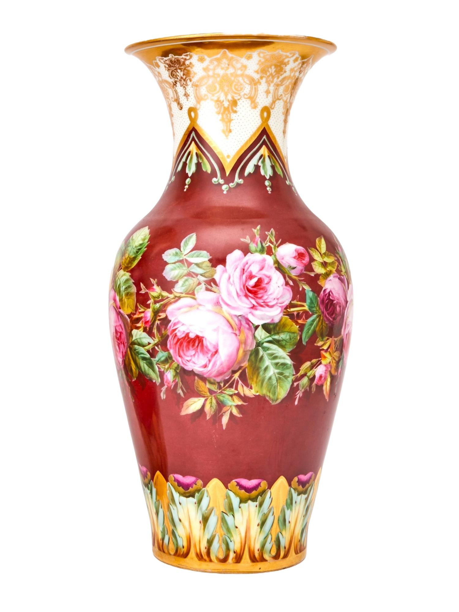 Paire de grands vases décoratifs continentaux autrichiens anciens en porcelaine en vente 1