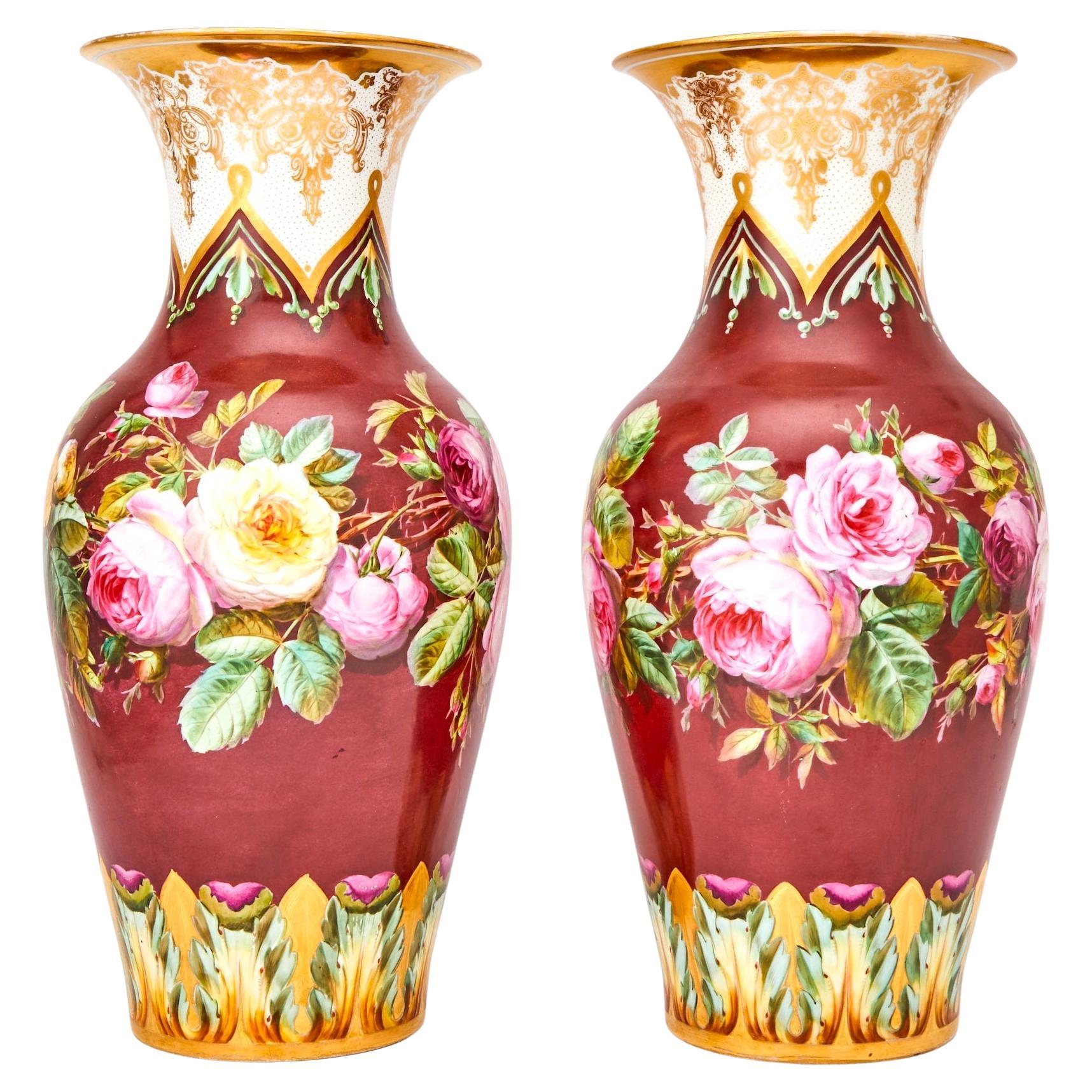 Coppia di vasi decorativi austriaci antichi e alti in porcellana continentale