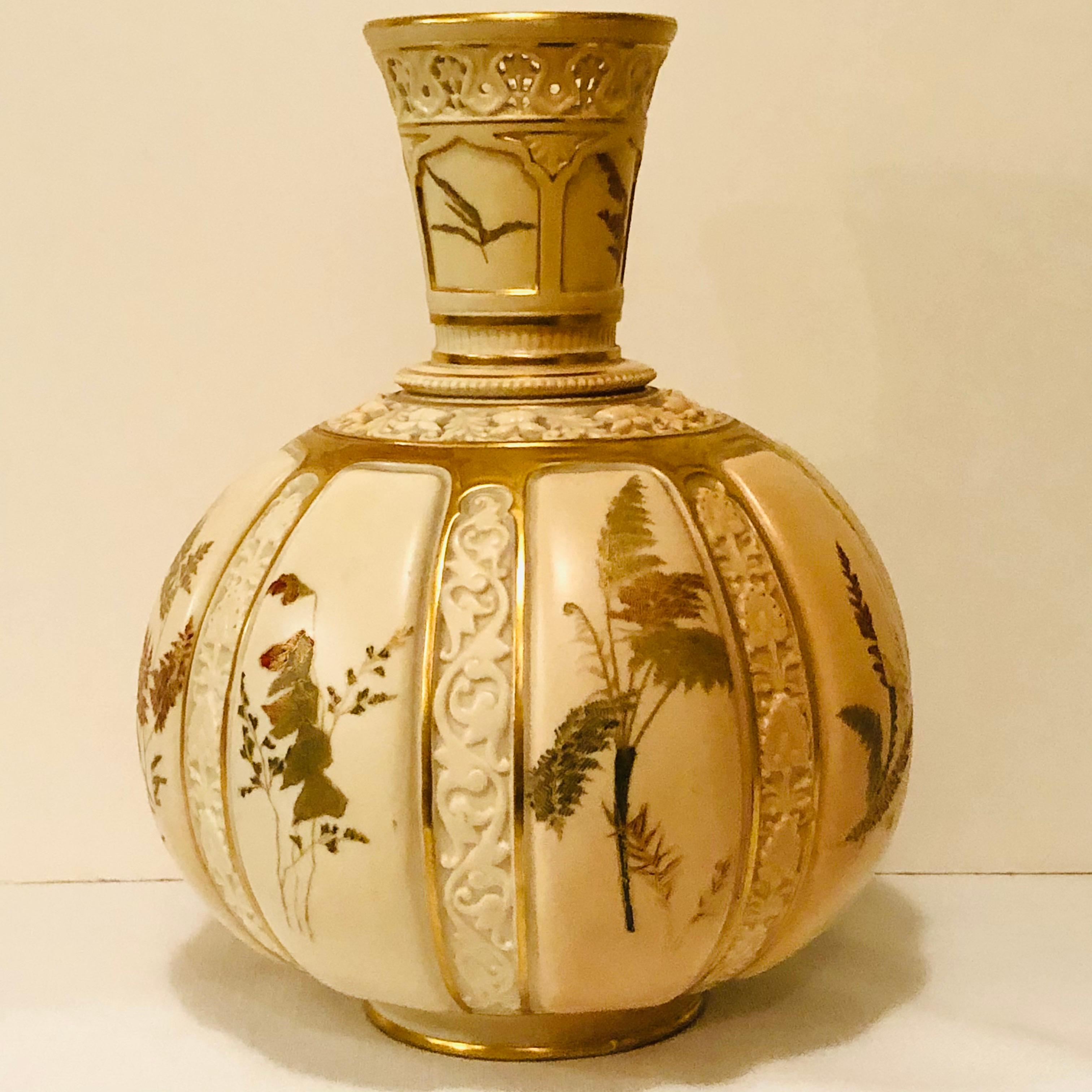 Grand vase Royal Worcester magnifique peint à la main avec des fougères et d'autres fleurs en vente 3