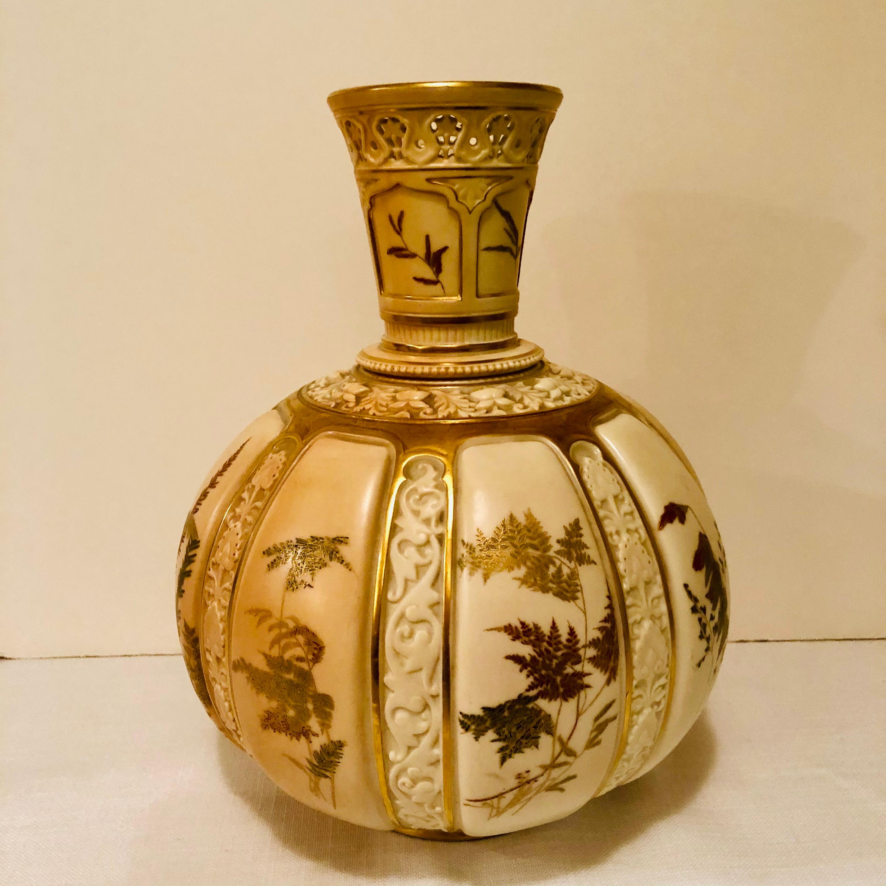 Il s'agit d'un superbe grand vase Royal Worcester peint à la main avec de belles fougères et autres plantes. Chacune des peintures de la flore est entrecoupée d'un décor en relief en porcelaine ivoire roux. La partie supérieure de ce vase est