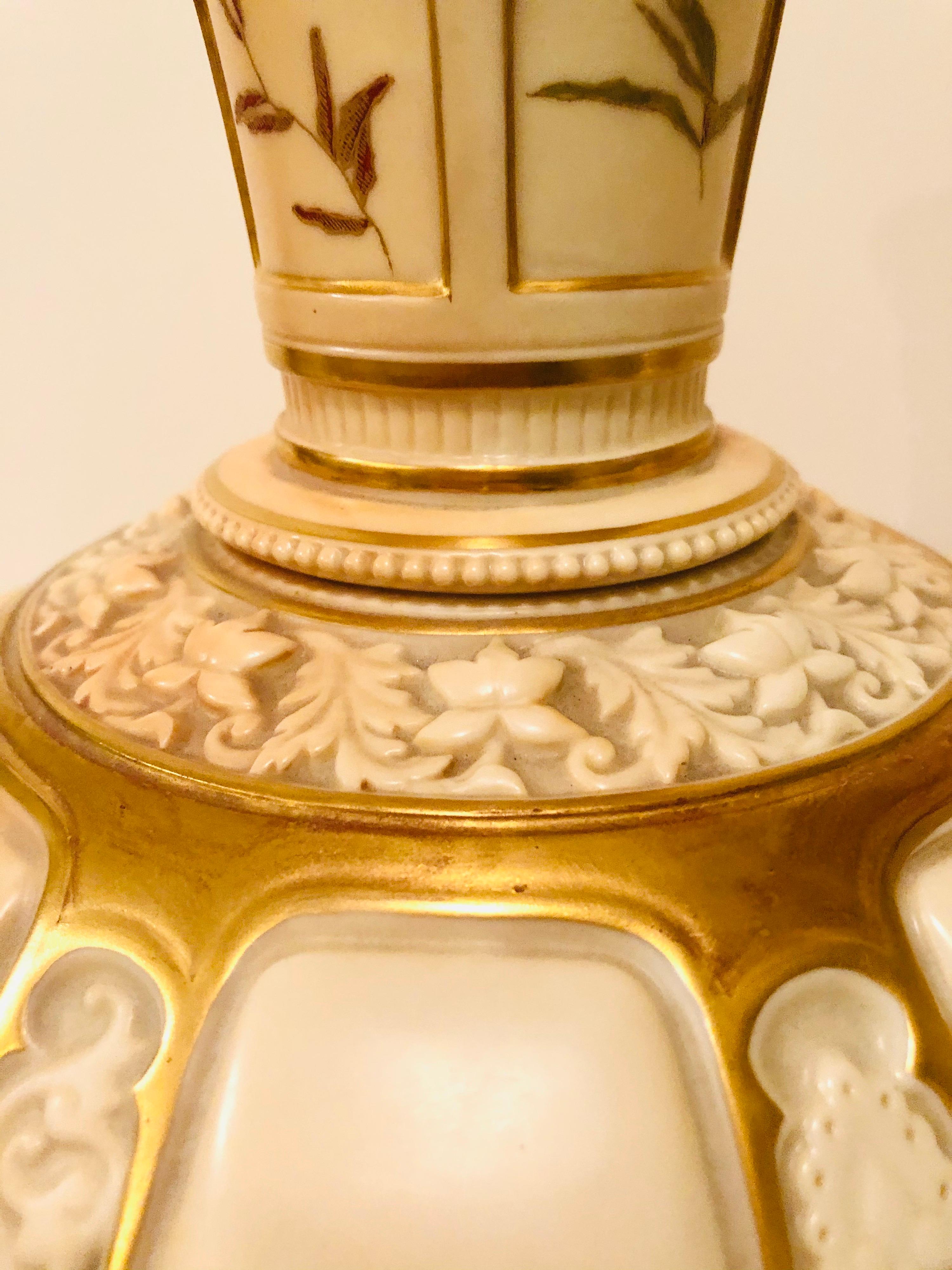 Inglese Favoloso vaso alto di Royal Worcester dipinto a mano con felci e altra flora in vendita