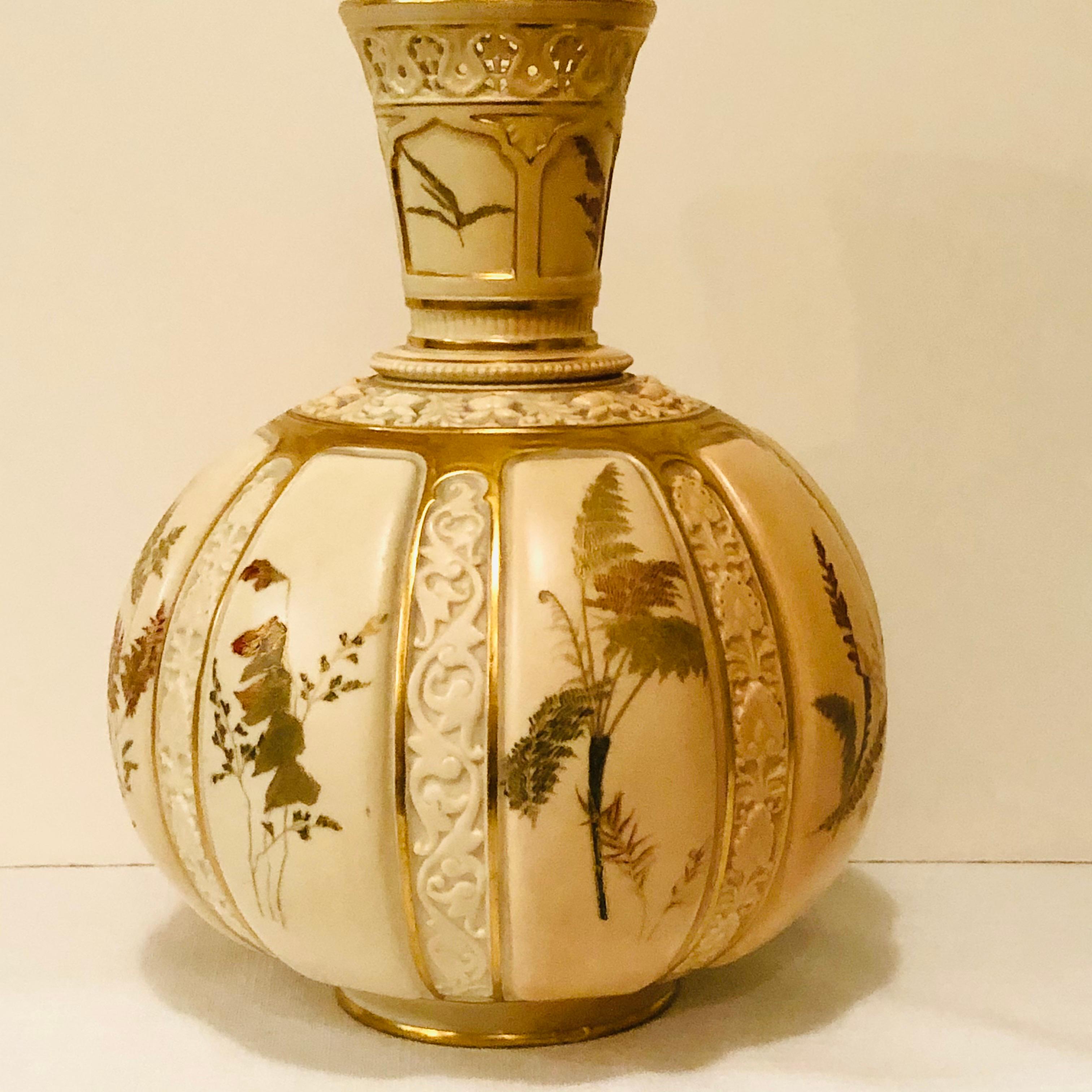 Grand vase Royal Worcester magnifique peint à la main avec des fougères et d'autres fleurs Bon état - En vente à Boston, MA