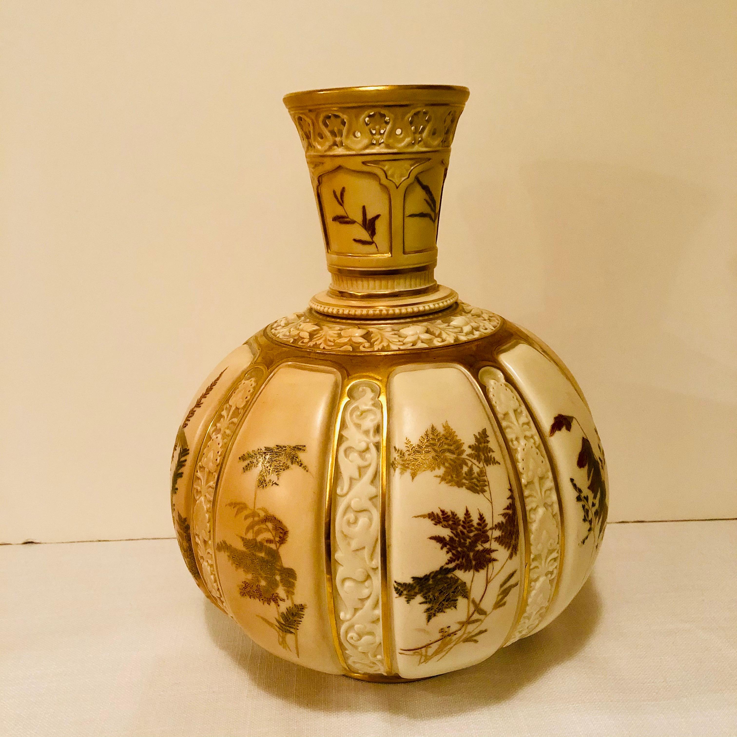 Fin du XIXe siècle Grand vase Royal Worcester magnifique peint à la main avec des fougères et d'autres fleurs en vente